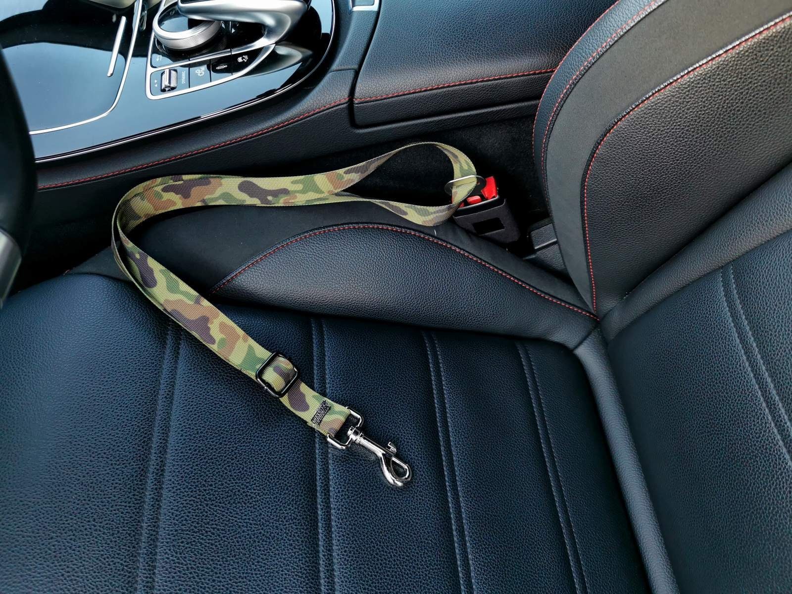 PaulZdrada Hundeleine Sicherheitsgurt mit Anschnaller Tarn Autohundegeschirr, (1-tlg), Hunde Sicherheitsgurt für Auto, Einstellbarer, Belastbar bis 90 Kg