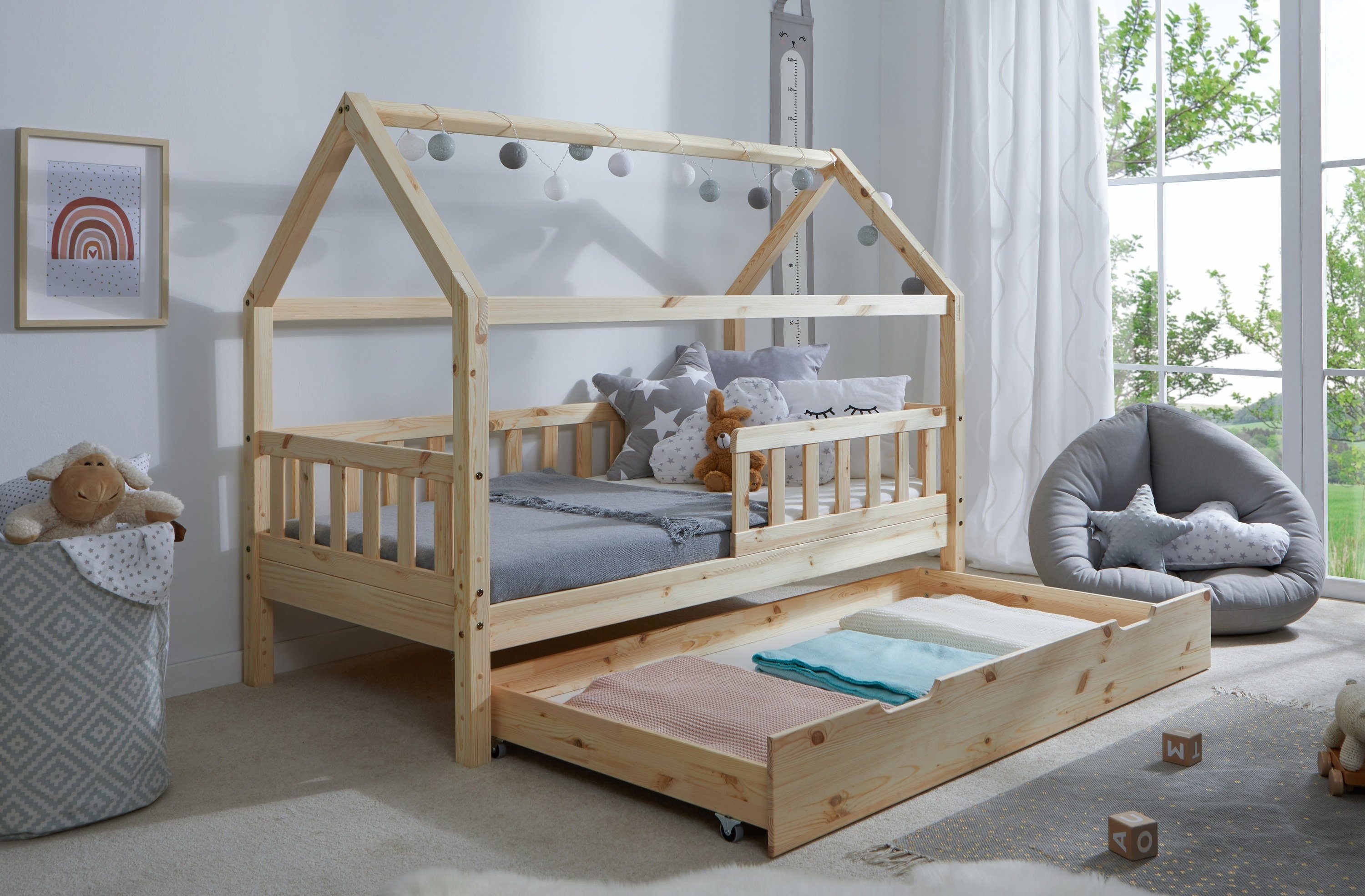 Ticaa Hausbett Kay mit Rausfallschutz und Schubkasten aus Kiefer, Kinderbett 80x160, inkl. Dach, mit Rollrost