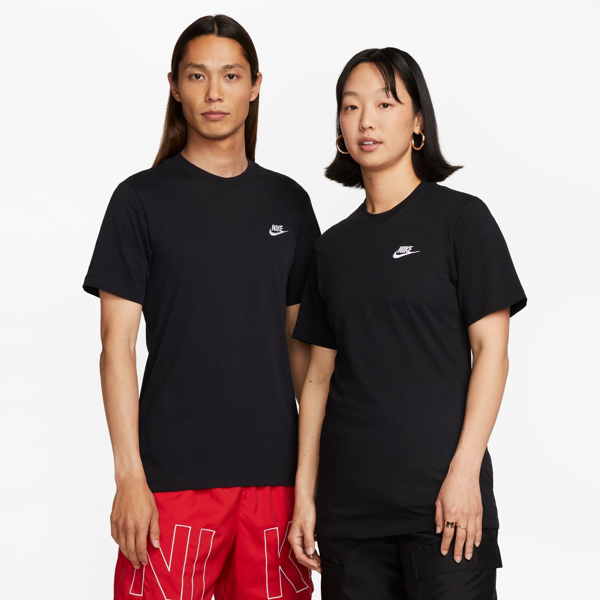Nike Sportswear T-Shirt M NSW CLUB TEE mit Logostickerei auf der Brust, aus Jersey-Material, Regular Fit