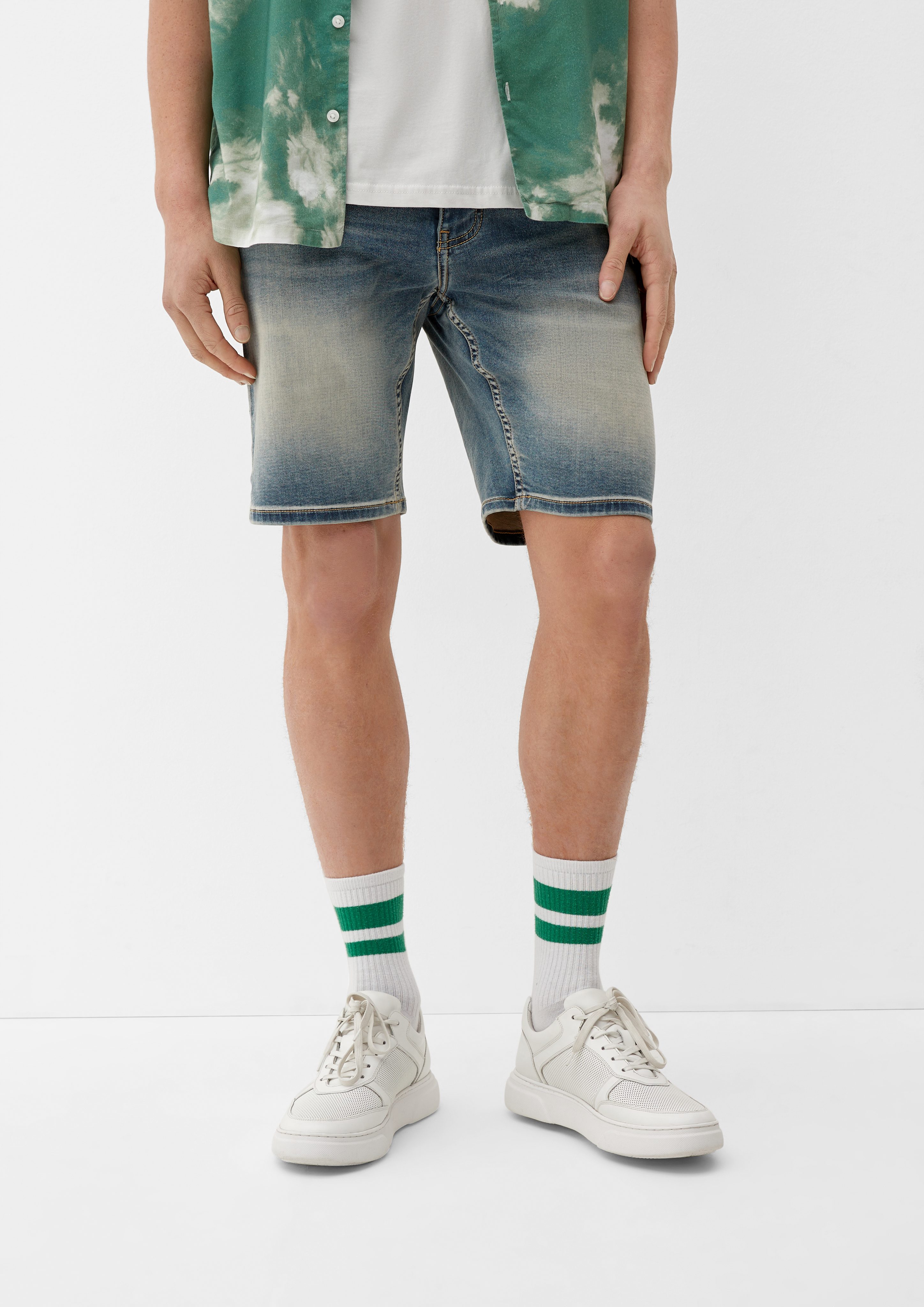 QS Jeansshorts Jeans-Shorts John / Regular Fit / Mid Rise / Straight Leg Waschung hellblau