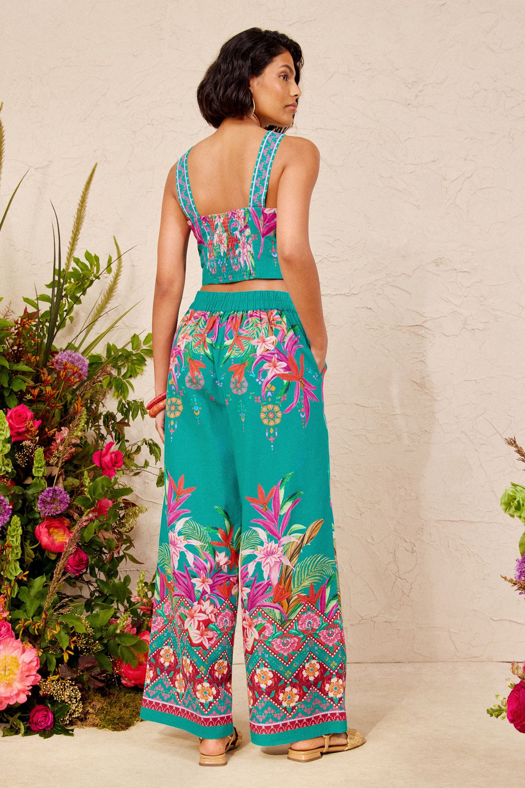 Love & Roses Stoffhose Love & Roses Hose mit geblümtem Placement-Print (1-tlg) – Bild 2 von 4
