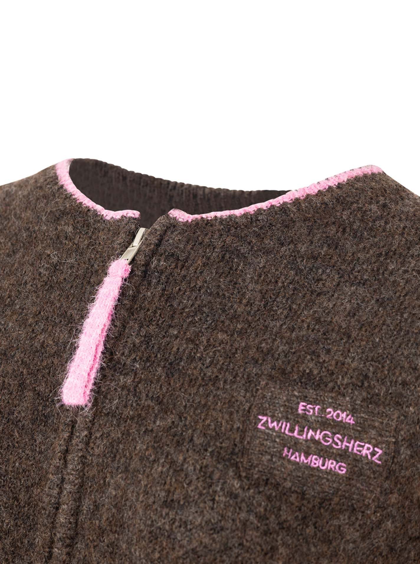 Zwillingsherz Strickjacke "ZH" mit Reißverschluss, Eingriffstaschen, Logopatch, farbige Kanten – Bild 5 von 5