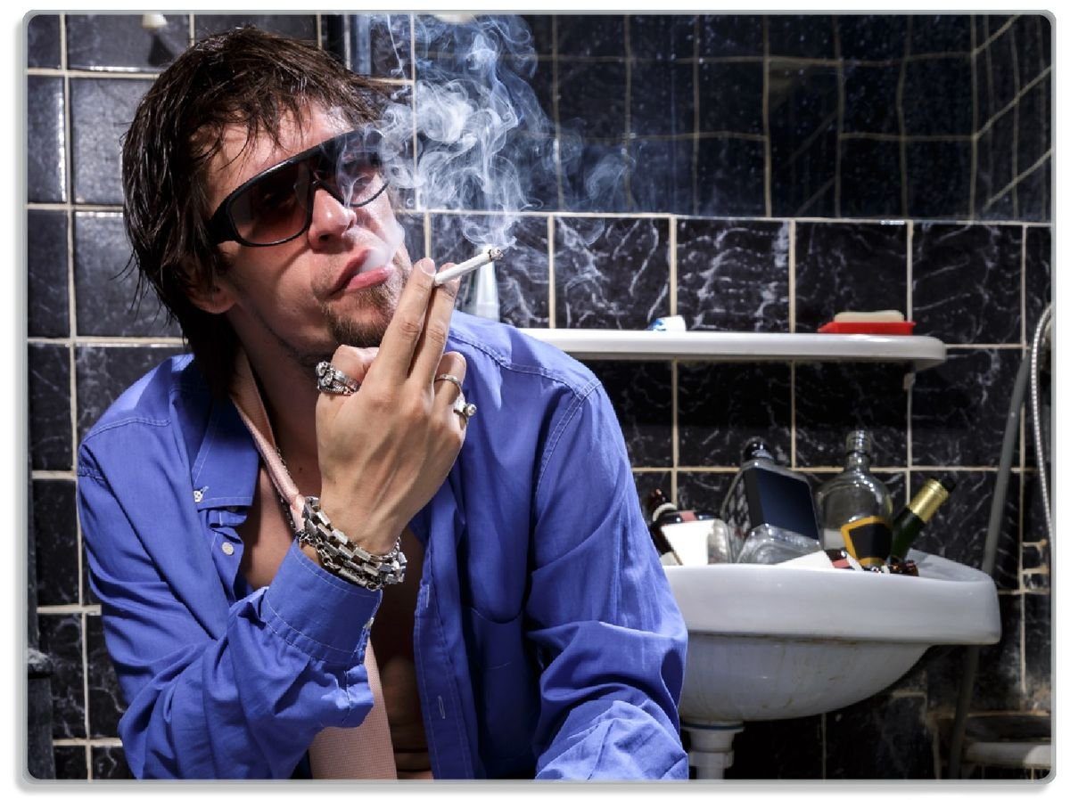 Wallario Schneidebrett Kloparty Zigarette, Toilette ESG-Sicherheitsglas, - (inkl. Gummifüße 1-St), mit 30x40cm 4mm, auf Mann Sexy rutschfester