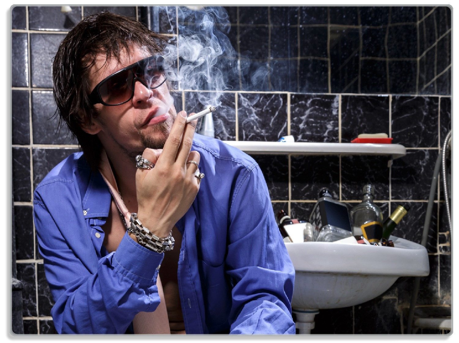 Schneidebrett Kloparty - Sexy Mann auf Toilette mit Zigarette