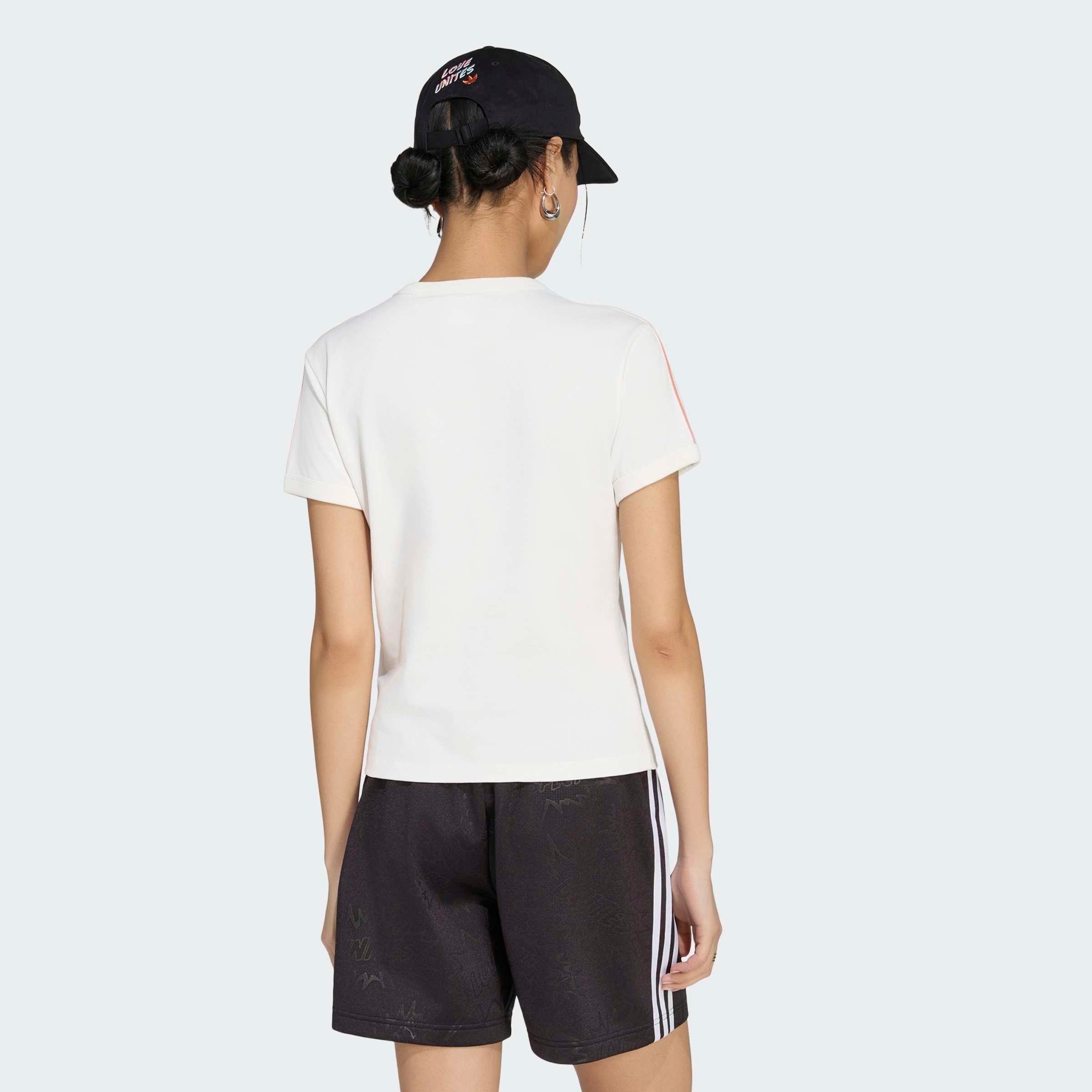 adidas Originals T-Shirt PRIDE GFX TEE für Erwachsene, mit Rundhalsausschnitt, ohne Verschluss, aus Baumwolle