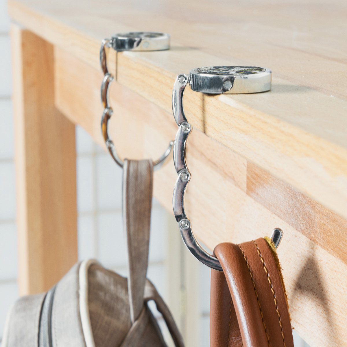 kwmobile Taschen-Halterung 2x Tisch Handtaschenhalter Haken, (2-tlg., Faltbare Antirutsch Taschenhaken Halterung Handtaschen)