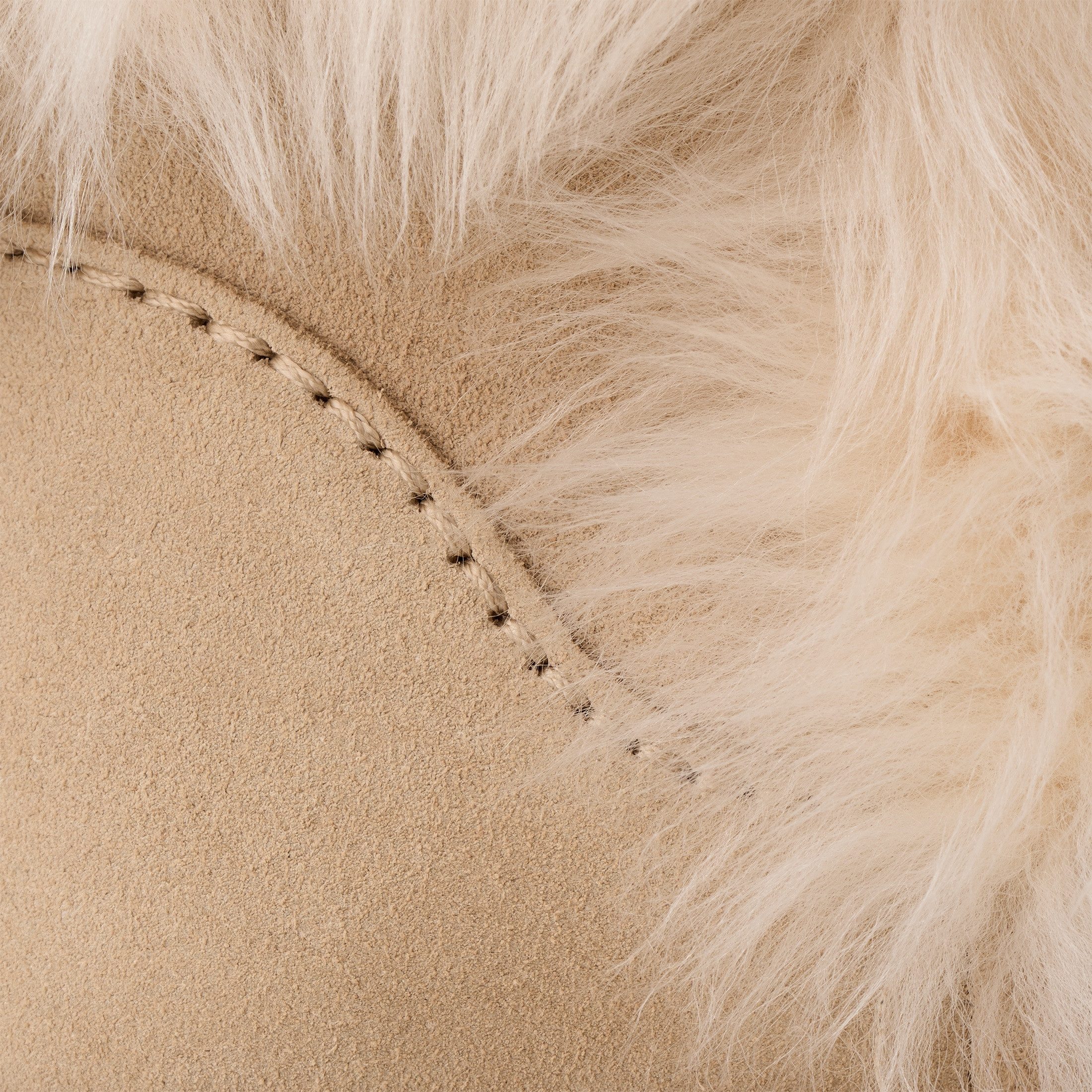 UGG Classic Ultra Mini Chalet Winterboots Ankleboots, Schlupfboots mit modischer Schaffell Verzierung