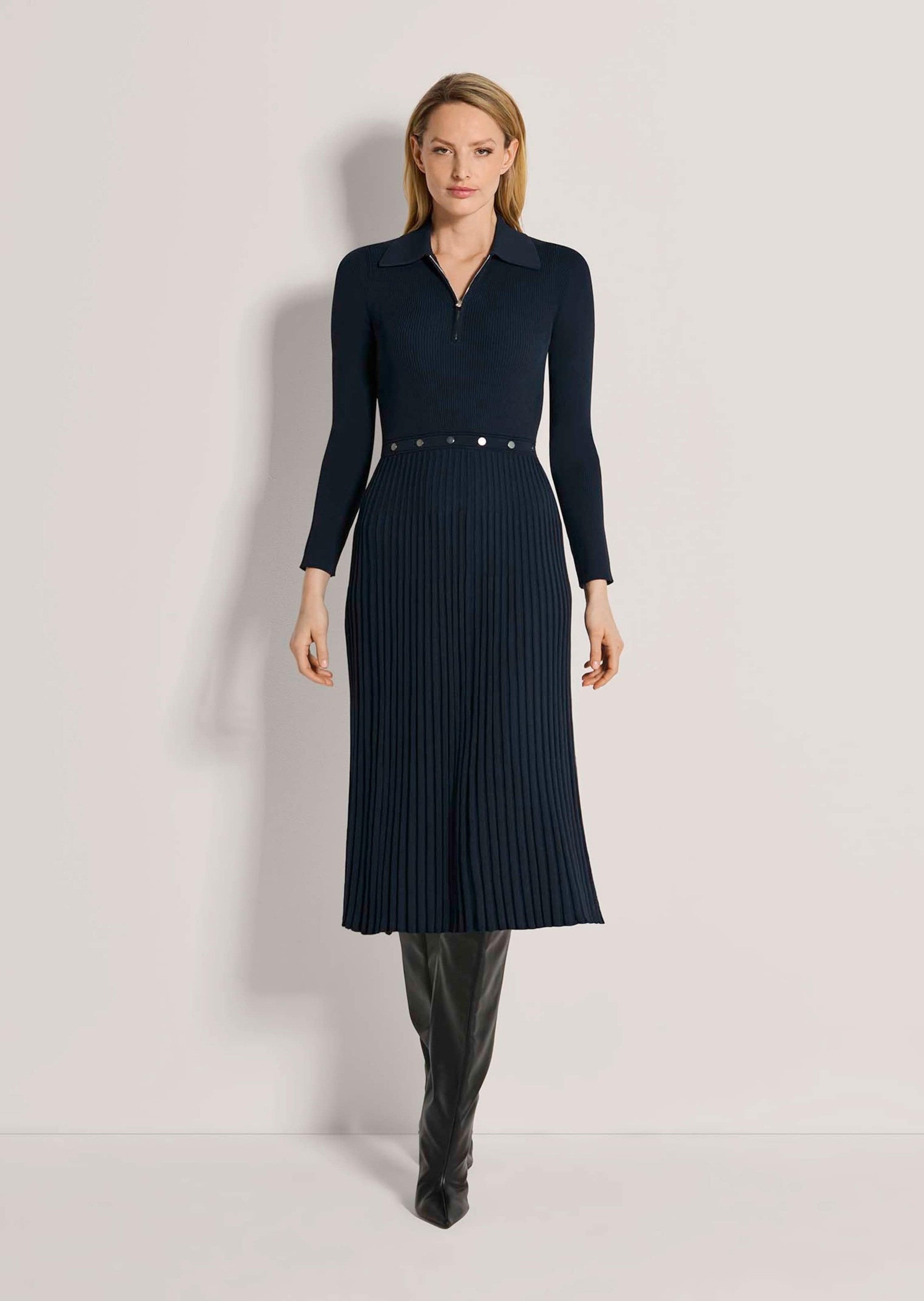 MADELEINE Strickkleid Strickkleid mit Plissee & Taillenband Rippenstrick-Oberteil, Plisseerock & Polokragen mit Zipper