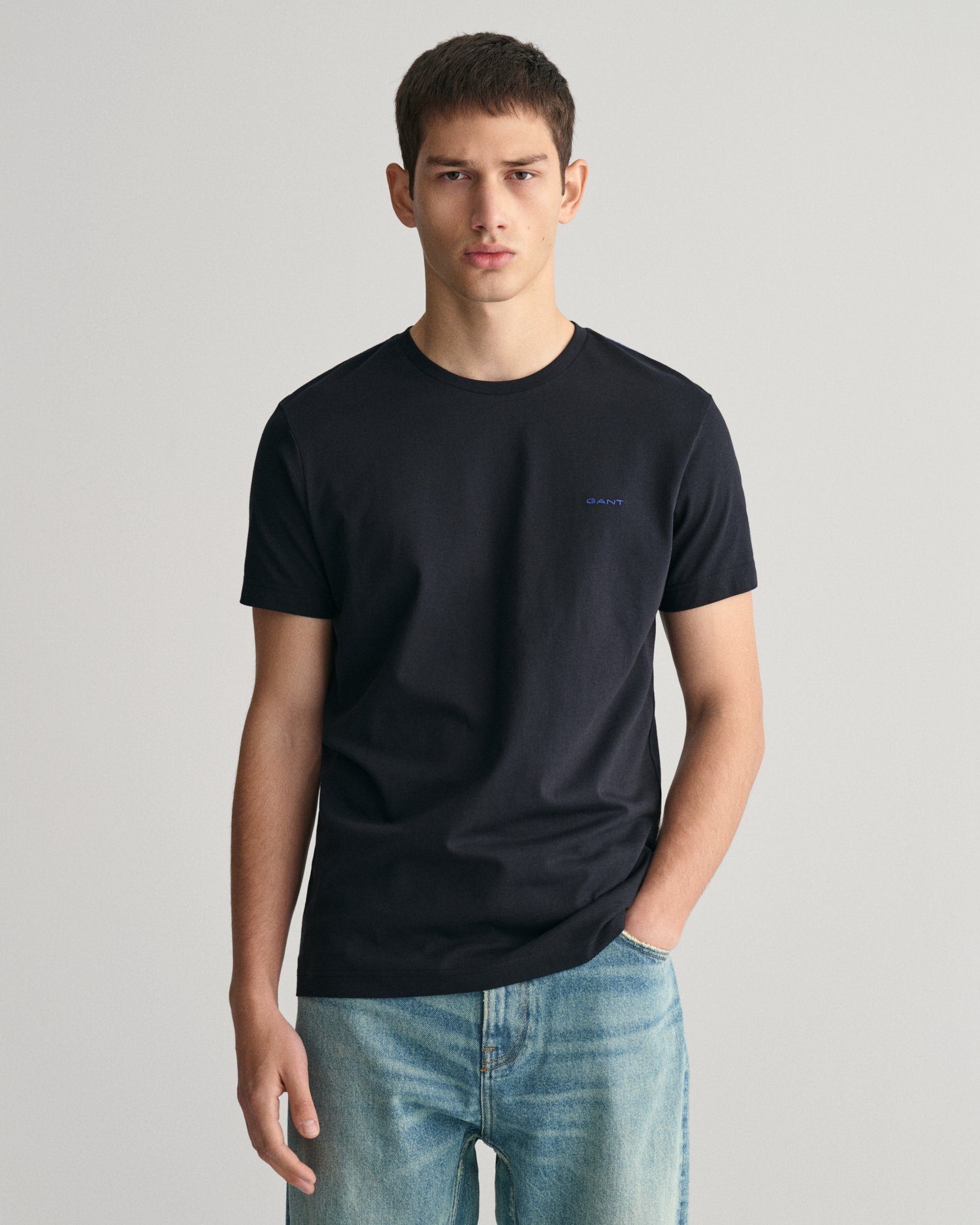 Gant T-Shirt CONTRAST LOGO SS T-SHIRT Kontrastfarbene Markenstickerei