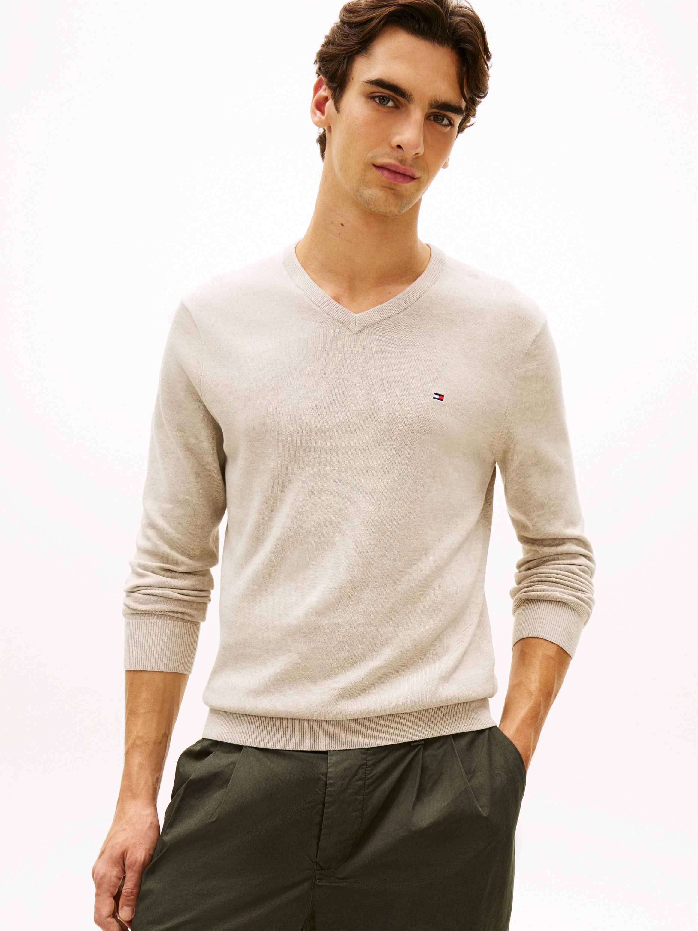 Tommy Hilfiger Strickpullover ESSENTIAL COTTON V NECK mit V-Ausschnitt und Stickerei unifarben, casual, regular fit, Baumwolle, V-Ausschnitt