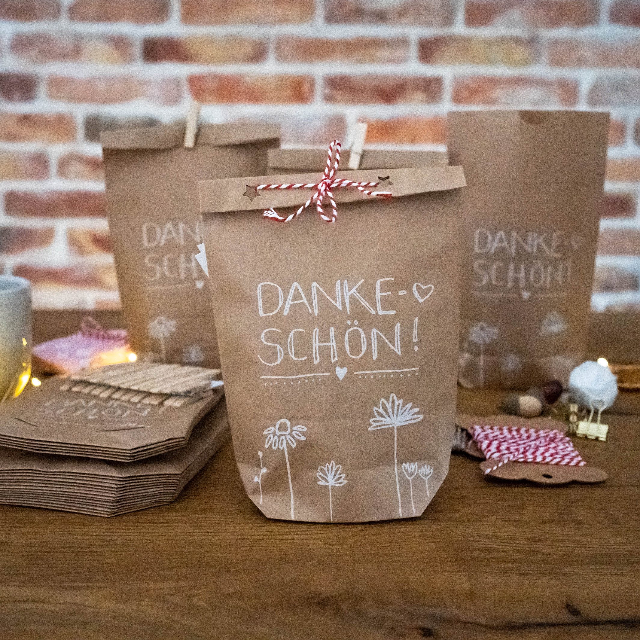 Eine der Guten Verlag Geschenkpapier Geschenktüten Set - Dankeschön, (24St), 24 bedruckte Kraftpapiertüten 14x22 cm & Holzklämmerchen, beige weiß