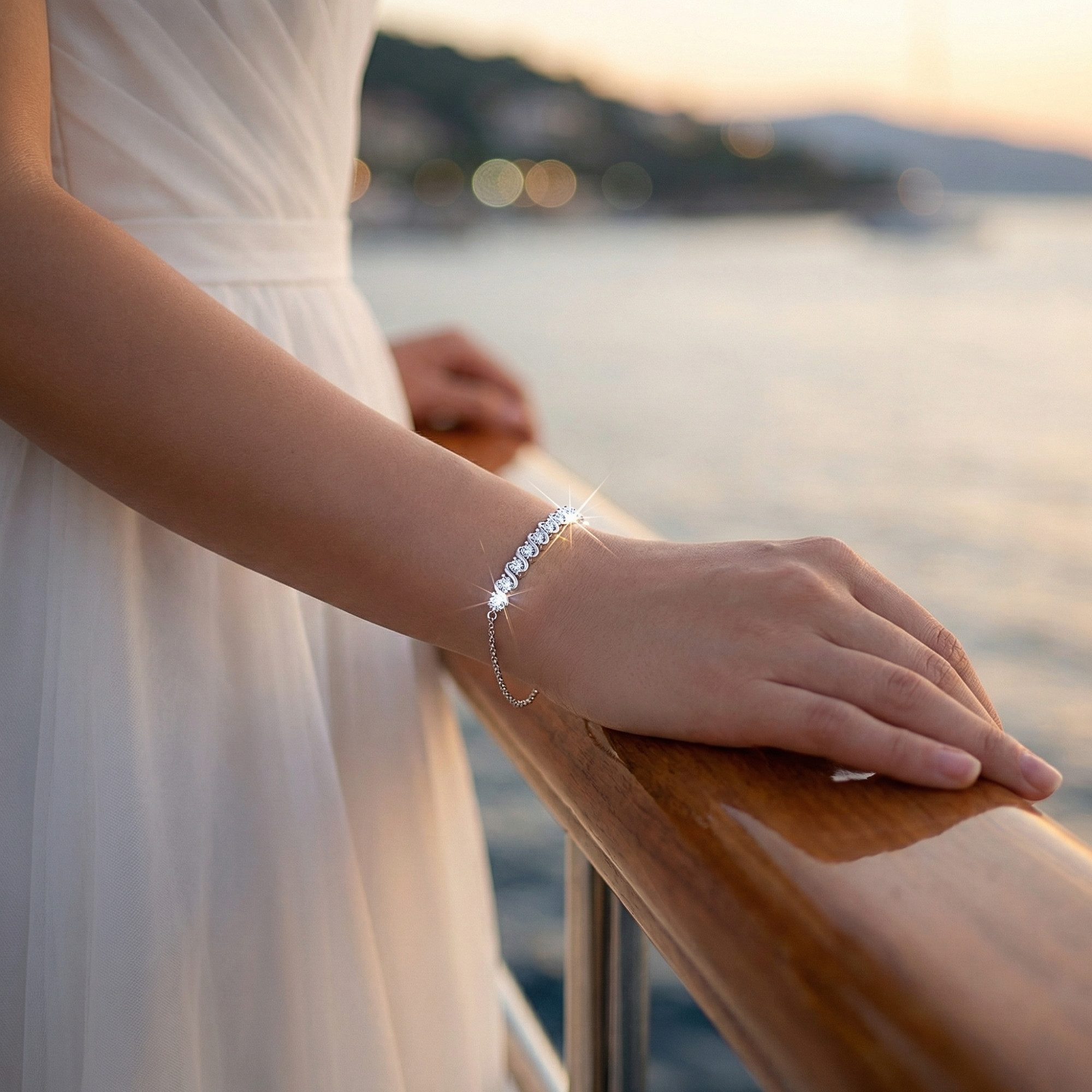 UNIQAL.de Silberarmband 925 Sterling Silber mit Diamant Moissanit 1,20 Karat - Serpentine (Silberarmband mit geschwungenem Moissanit Design, 925 Sterling Silber Weißgold plattiert, inkl. Luxuriöse Schmuck Geschenkbox), Moissanit VVS1 Reinheit, GRA-Zertifikat, Armkette Geschenk für Damen