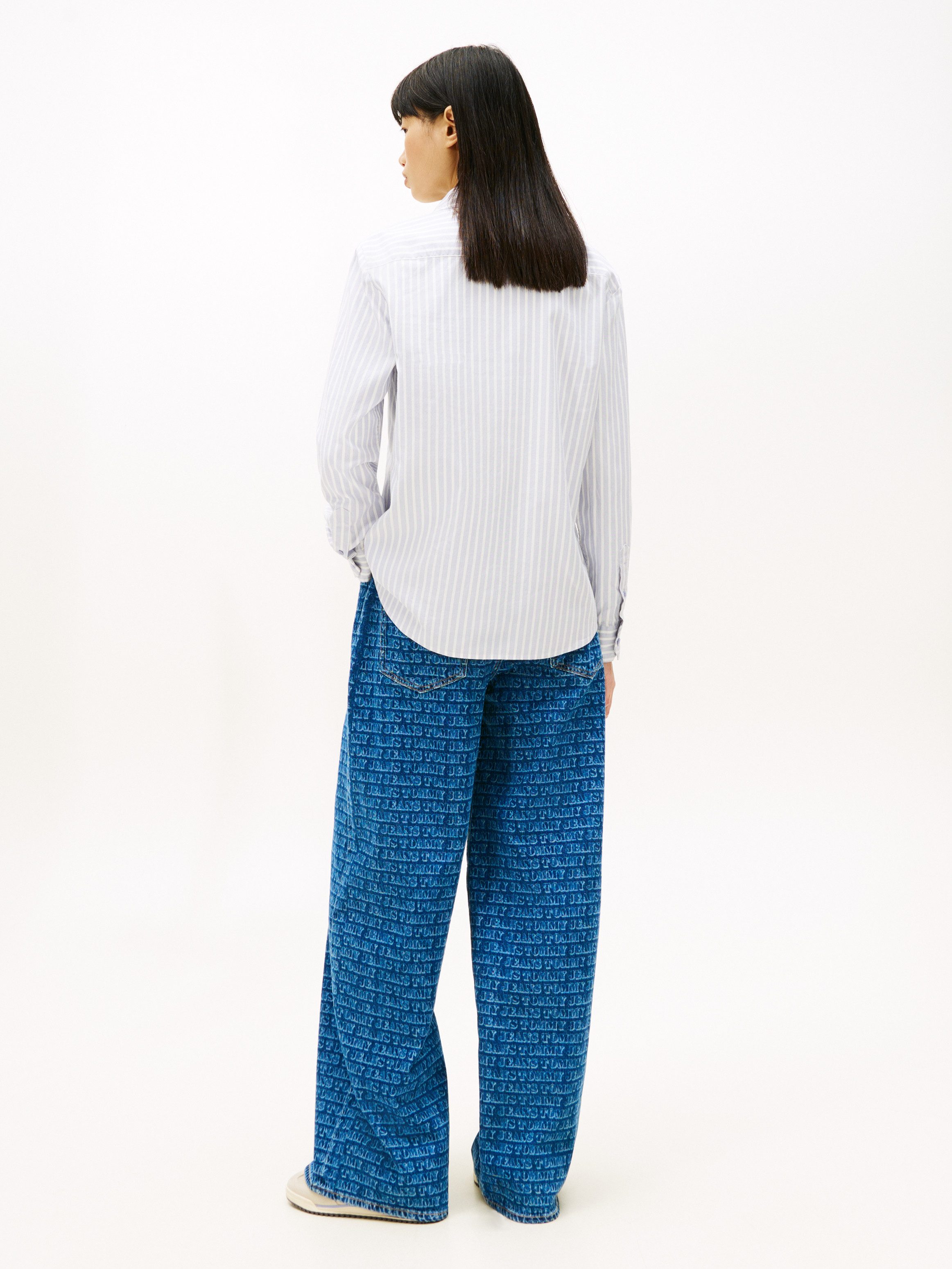 Tommy Jeans Hemdbluse TJW REG OXFORD SHIRT mit Logostickerei, abgerundeter Saum