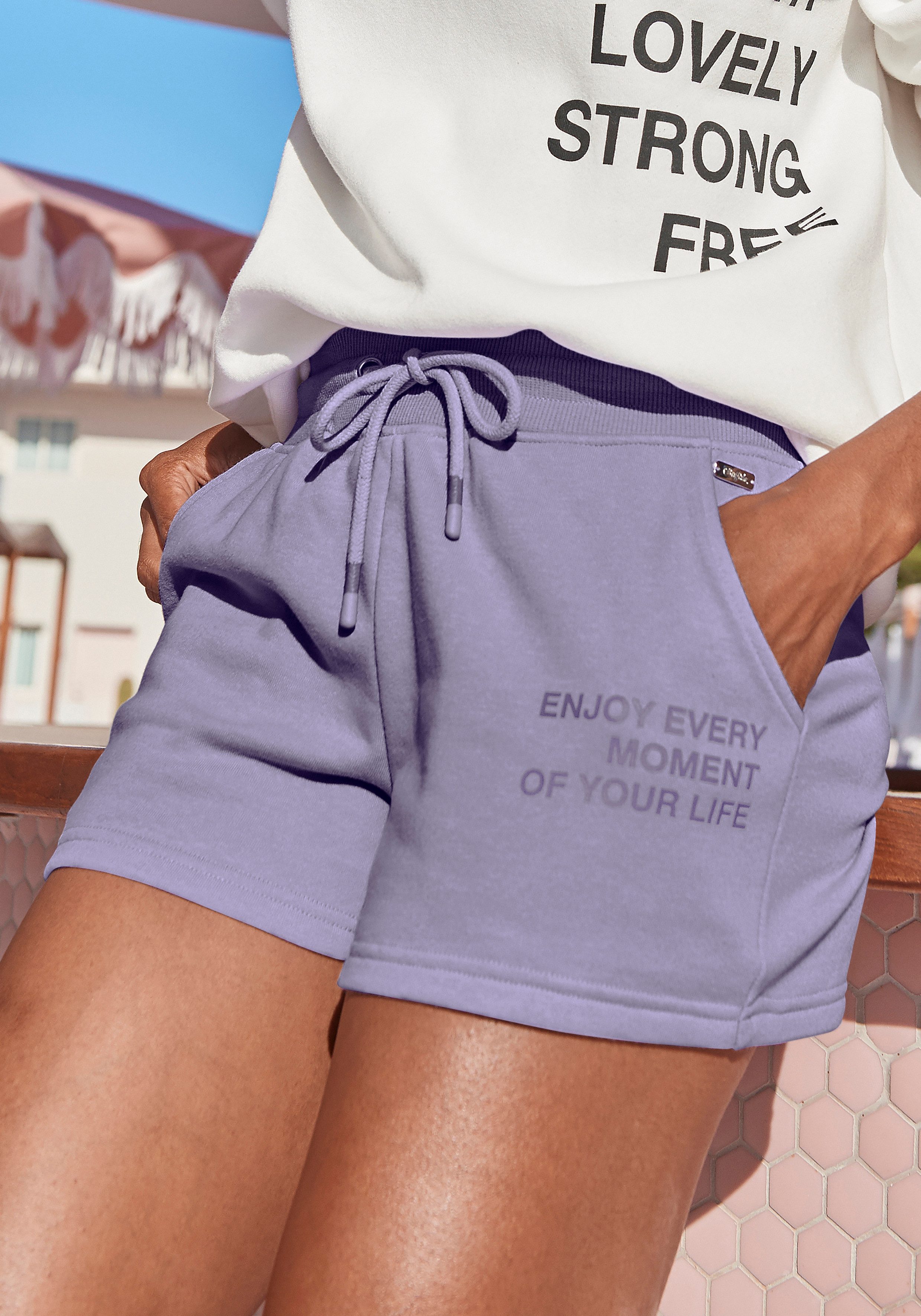 Buffalo Sweatshorts mit Statement Druck, Loungewear