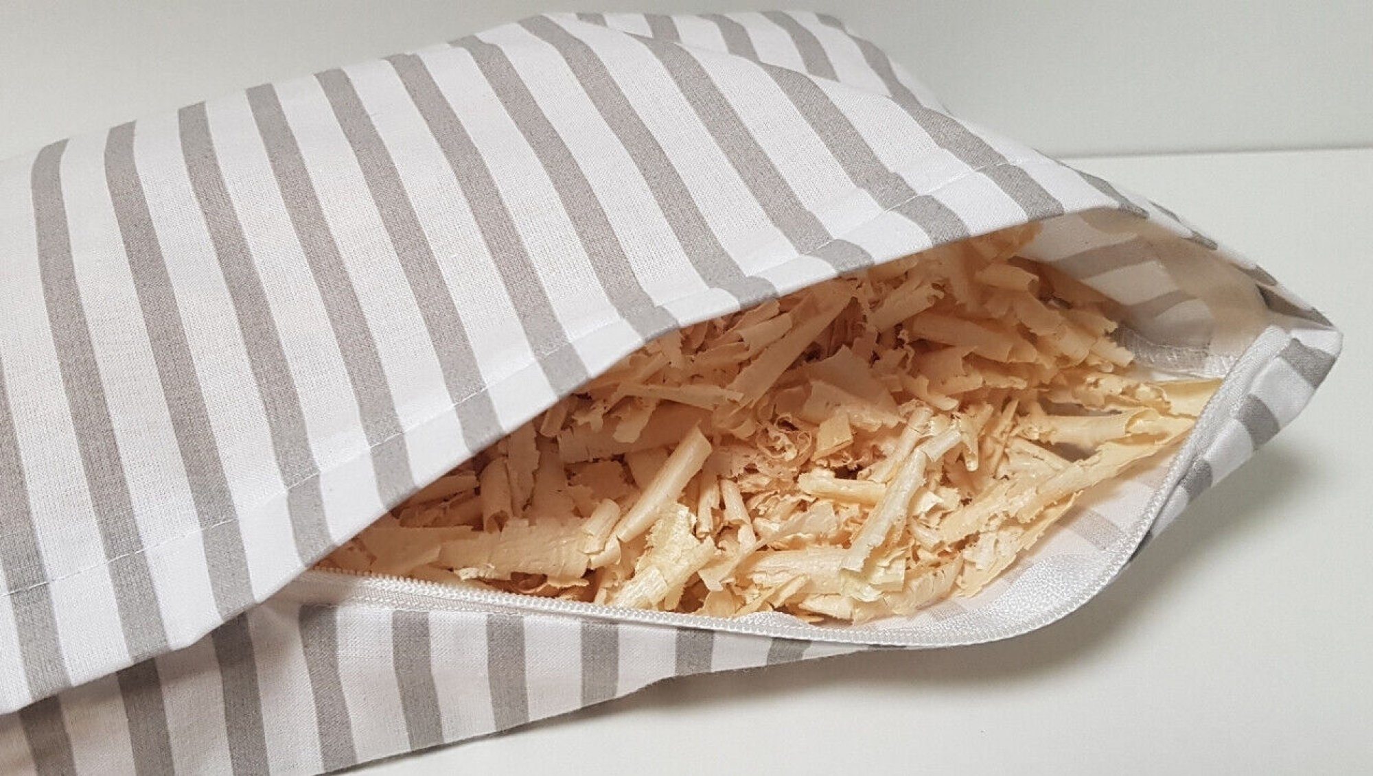 Heubergshop Zirbenkissen, 30x20cm + 10ml Zirbenöl Geschenkidee, Zirbenspäne (Streifen+10ml)