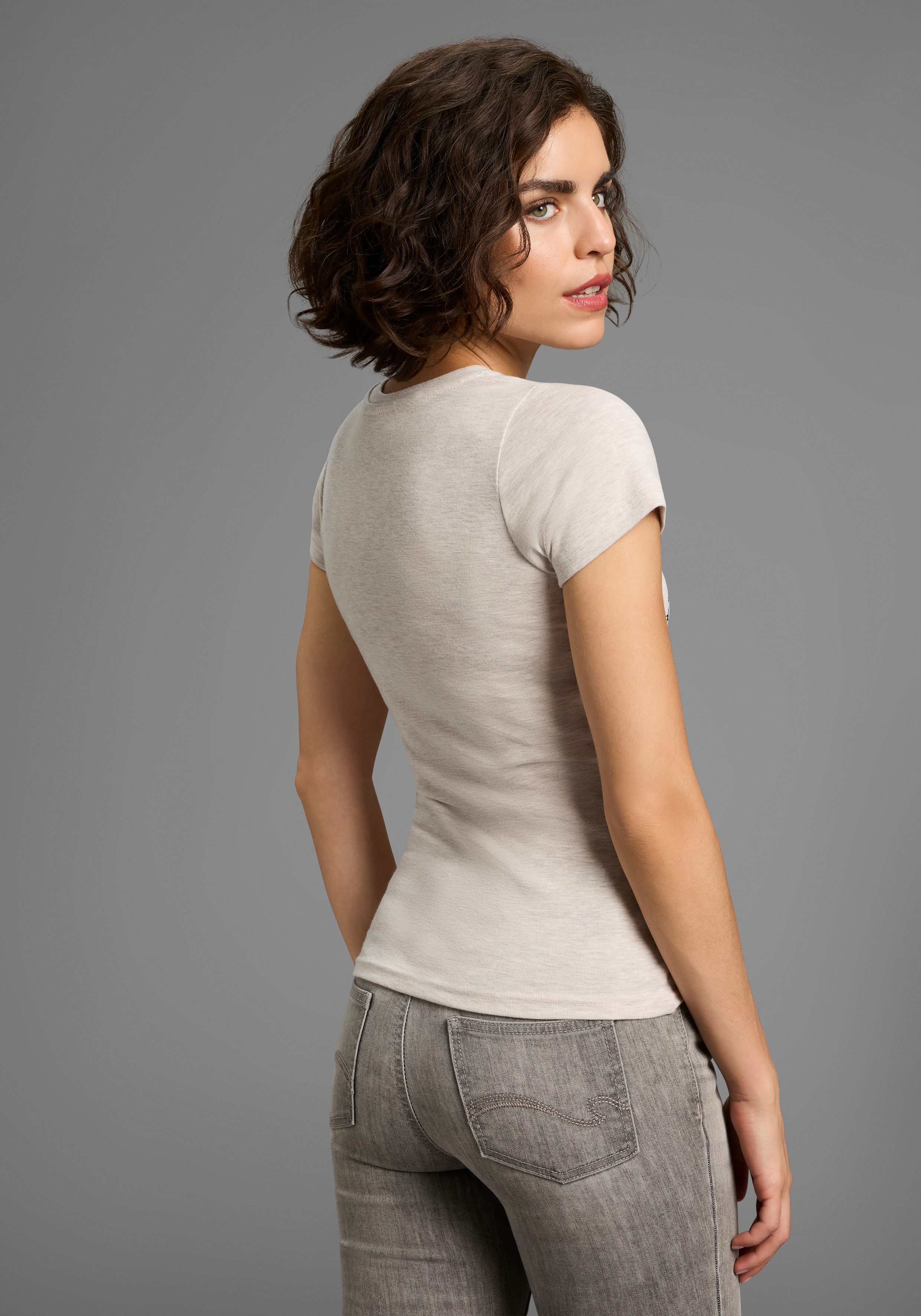 KangaROOS Kurzarmshirt sehr figurbetonte Passform, bedruckte, melierte und metallic Optik