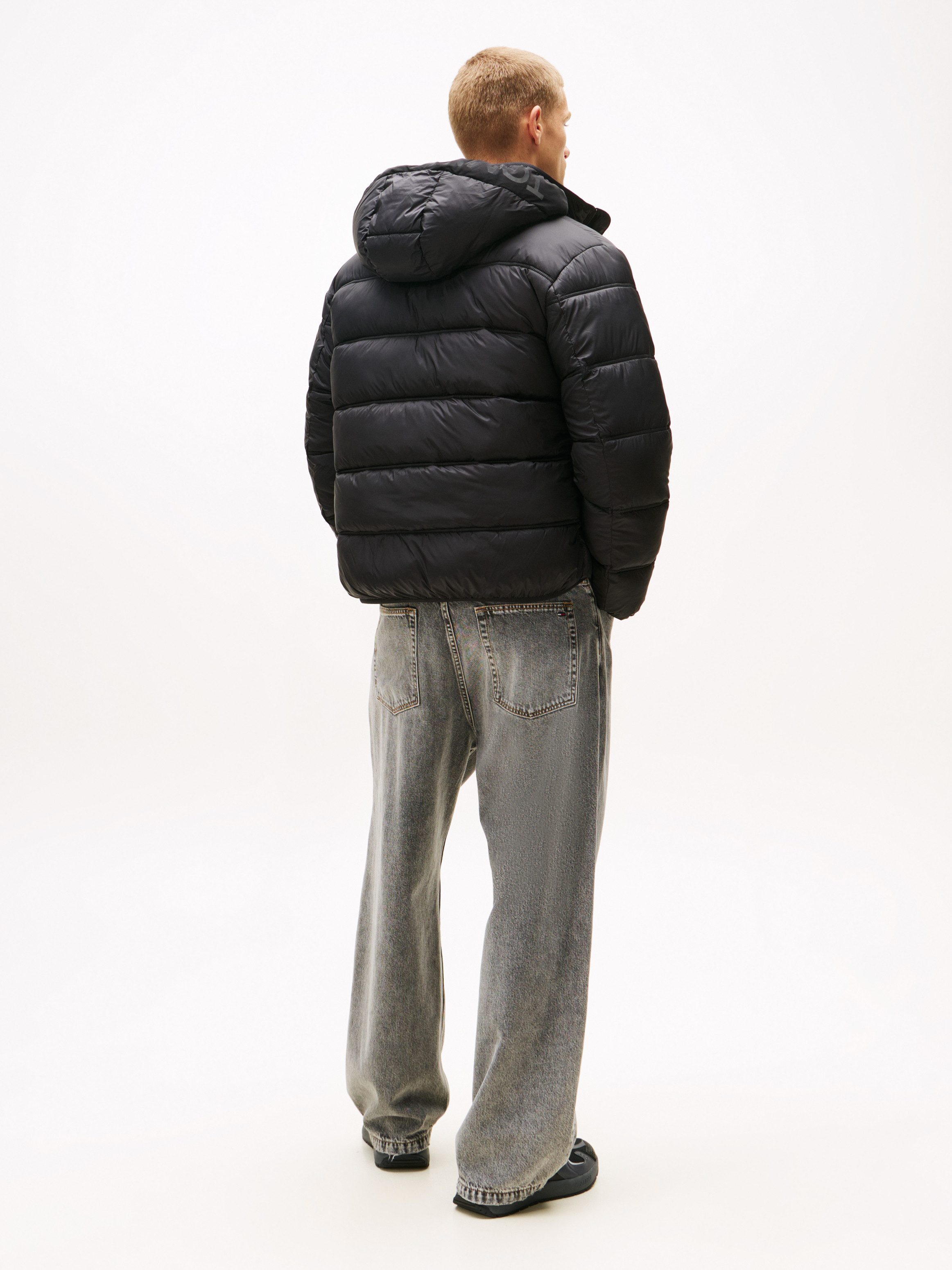 Tommy Jeans Steppjacke HOODED LOGO PUFFER Winterjacke Steppjacke W Regular fit mit Rundhalsausschnitt – Bild 5 von 5