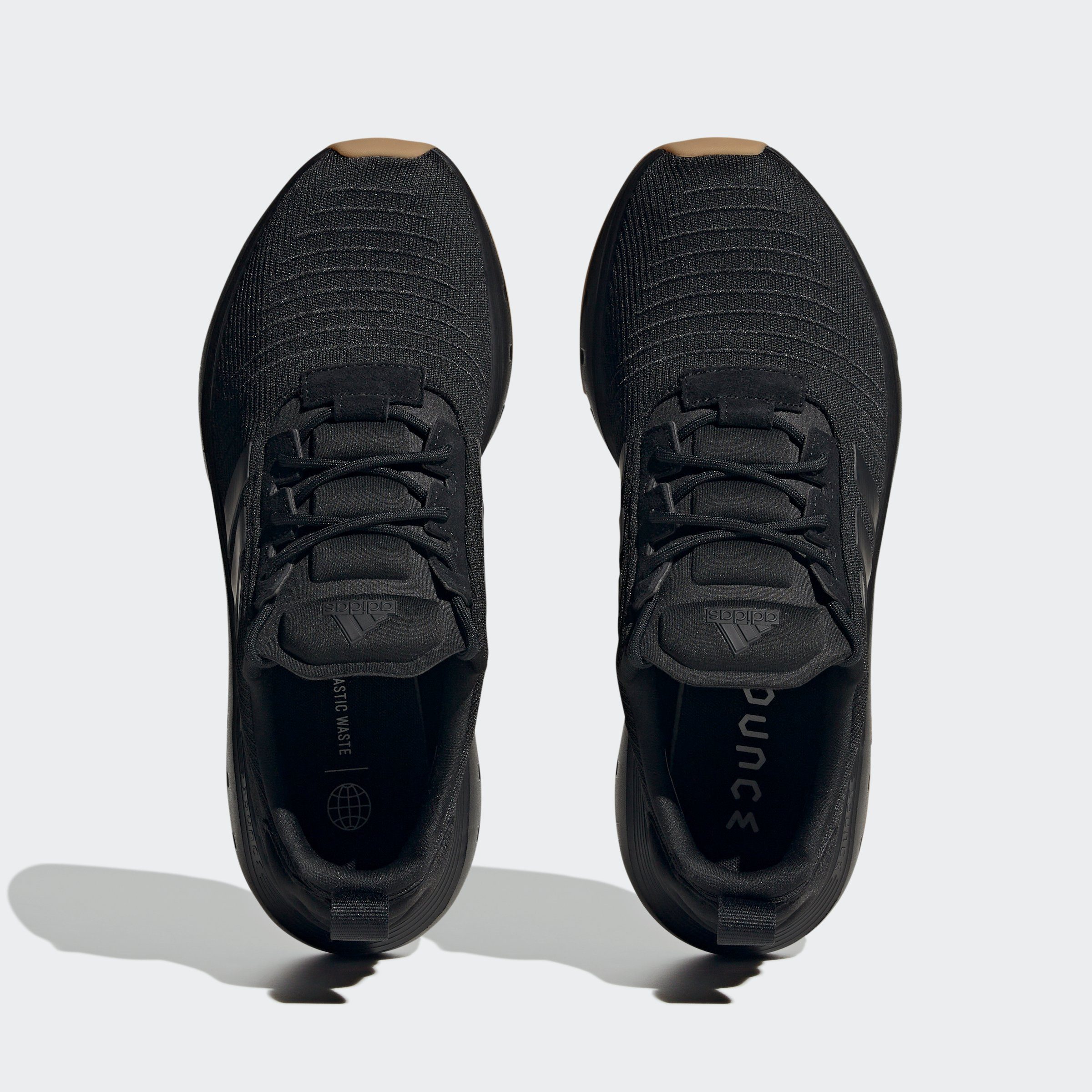 RUN Core Black Black Core Gum 3 / Sportswear Sneaker / adidas SWIFT