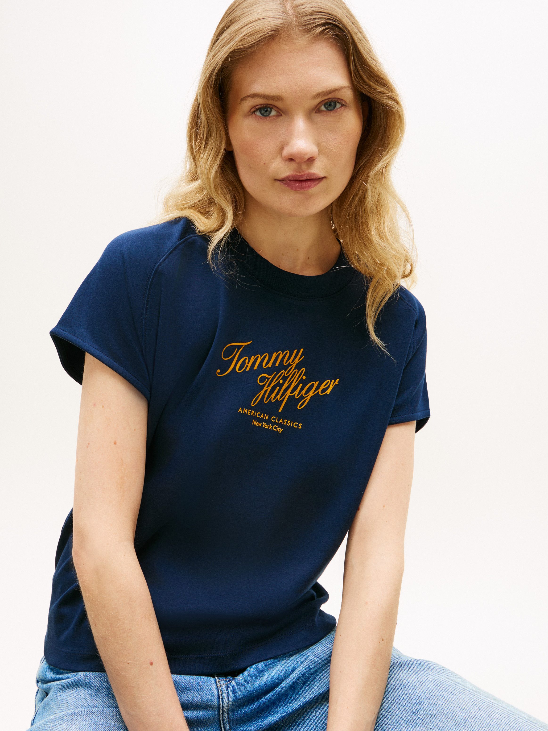 Tommy Hilfiger Kurzarmshirt SEASONAL SCRIPT CAP SLV TEE mit Raglanärmeln, Relaxed Fit – Bild 2 von 5