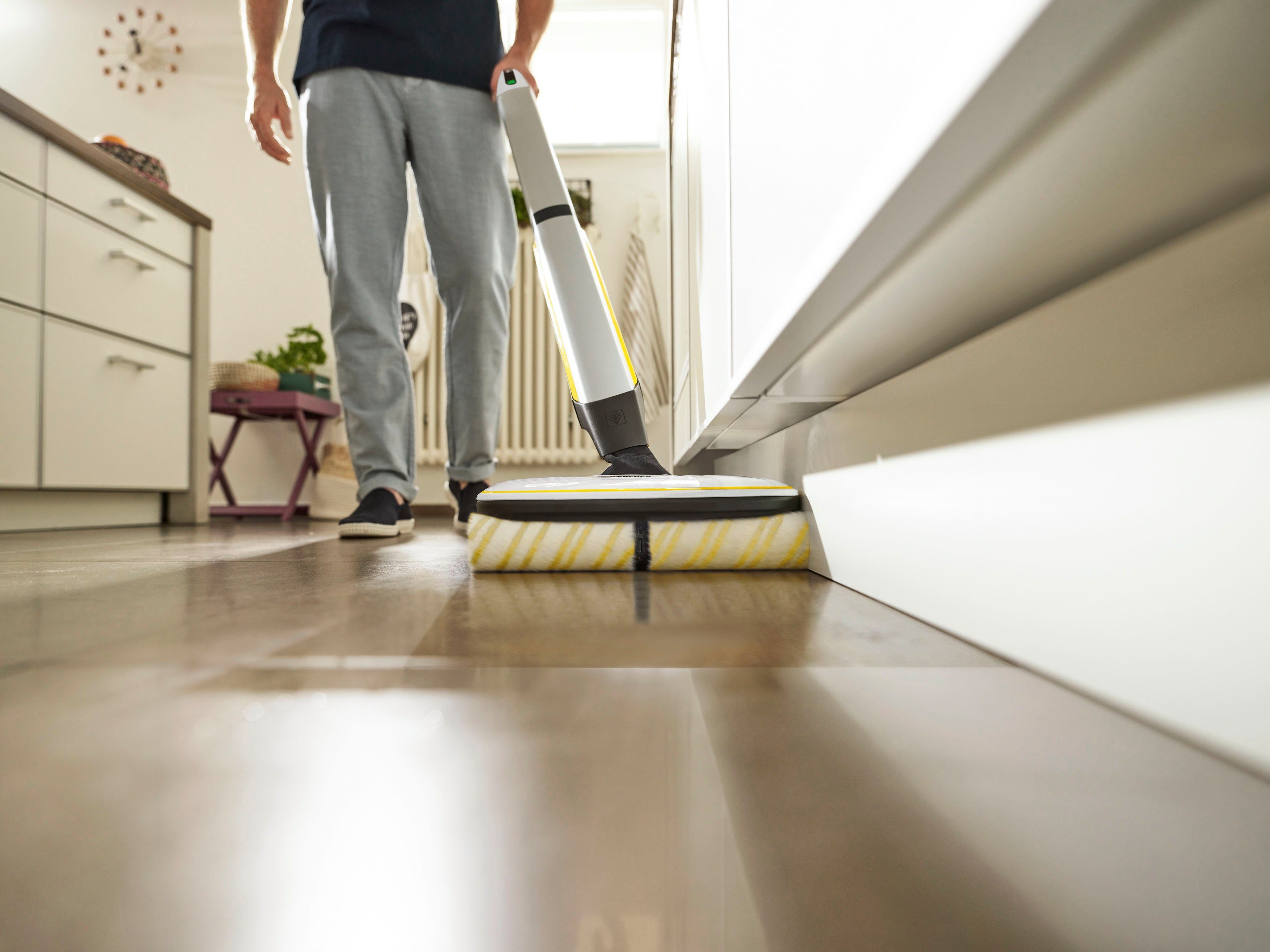 KÄRCHER Hartbodenreiniger FC 7 CORDLESS, kabelloser Bodenreiniger mit 4 rotierenden Mikrofaserwalzen – Bild 3 von 5