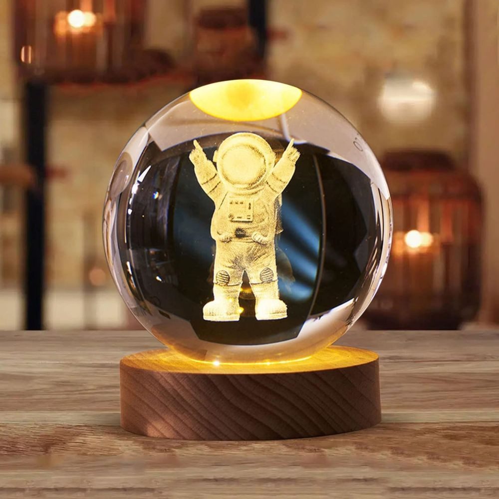 PRIISF LED Dekolicht 3D-Kristallkugel Nachtlicht Leuchtende Nachttischlampe Geschenk Lampe, LED fest integriert, Warmweiß, Gravur im Inneren Galaxie Tischlampe Heimdeko Holzsockel Lampe Ø6cm