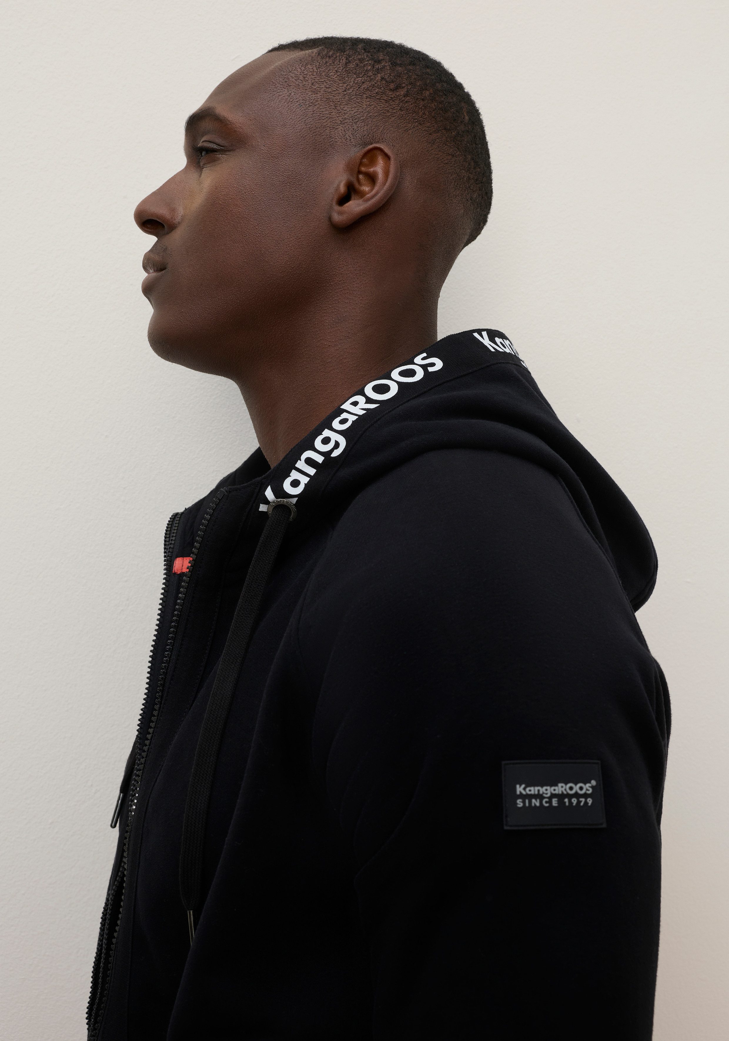 KangaROOS Kapuzensweatjacke schmale Passform, mit Kordelzug an der Kapuze, viele Details – Bild 3 von 5