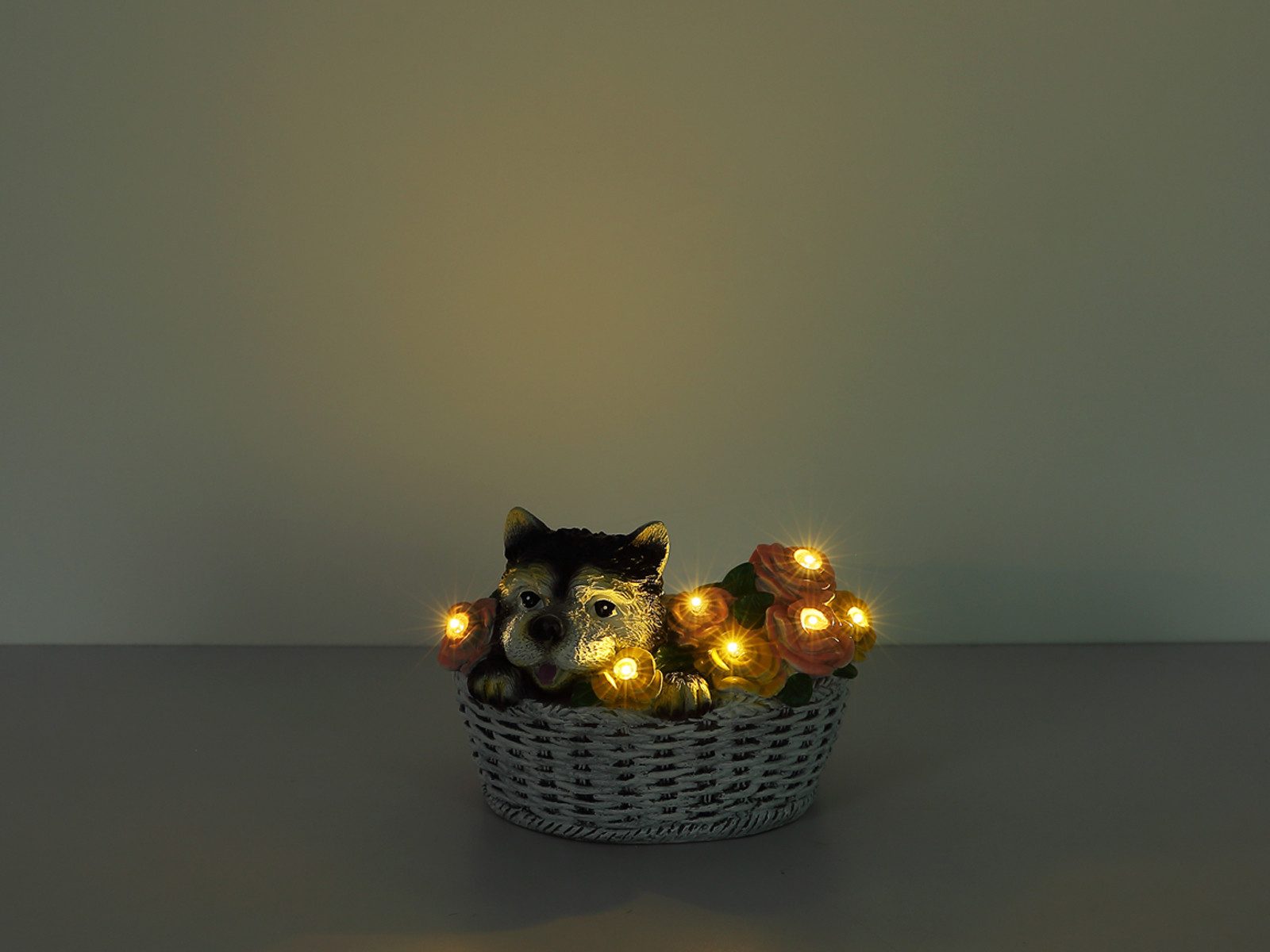 GLOBO LIGHTING LED Solarleuchte Hund und Blumen im Korb, Höhe 13,5cm, LED fest integriert, warmweiß, Deko Solarbeleuchtung ausgefallene Solarlampe für den Garten Tierlampe
