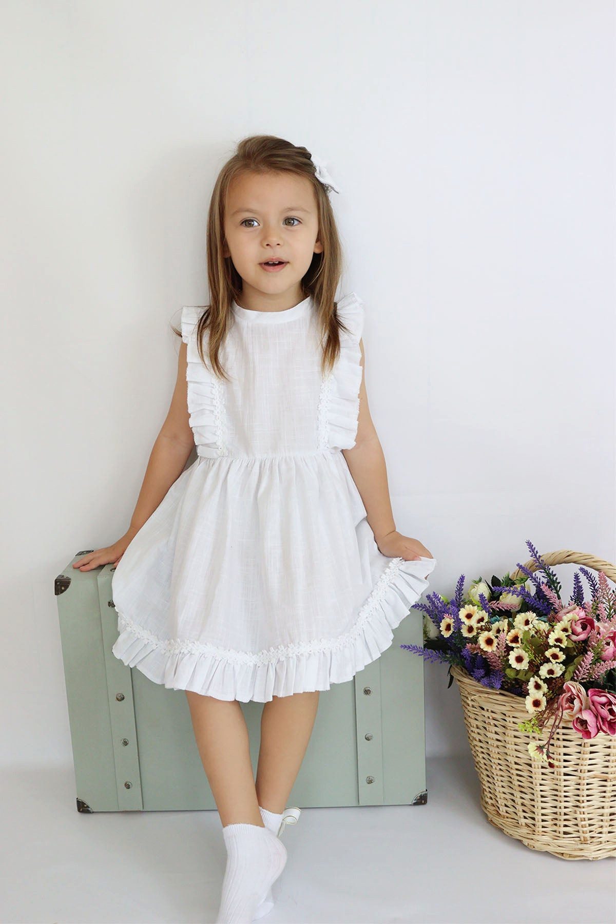 Sommerkleid Kurzärmeliges Kleid in Weiß mit Spitzendetails und Haarspange