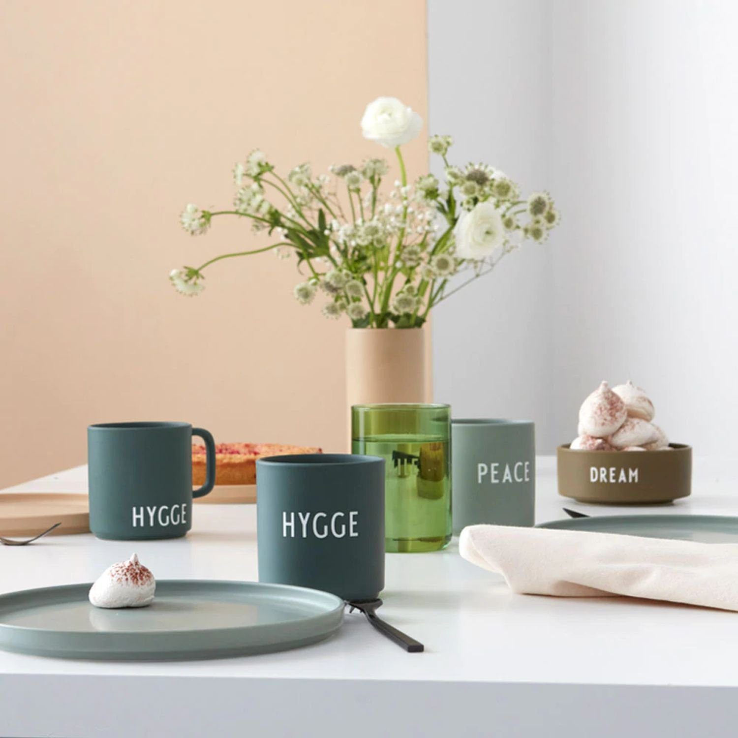 Design Letters Tasse Favourite Cup mit Henkel Hygge, Porzellan