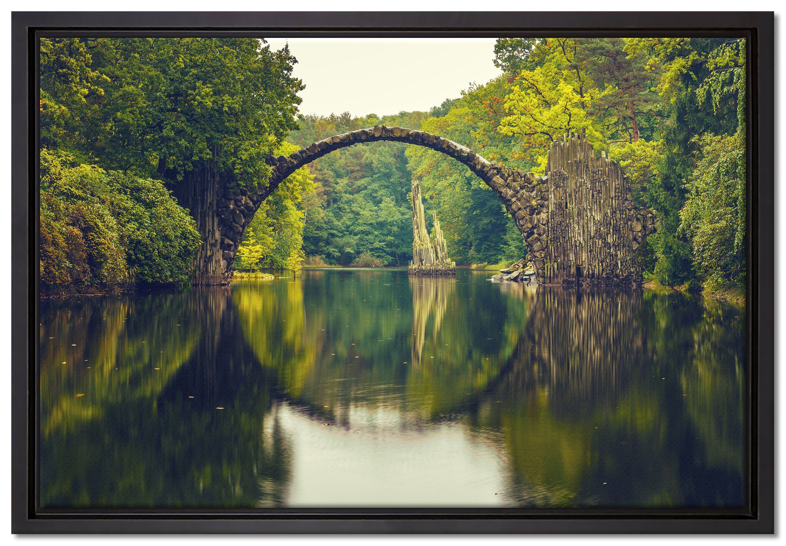 Leinwandbild fertig Pixxprint Wanddekoration Schattenfugen-Bilderrahmen St), Kromlau bespannt, in inkl. Zackenaufhänger gefasst, Rakotz-Brücke einem (1 Leinwandbild Reflexion,