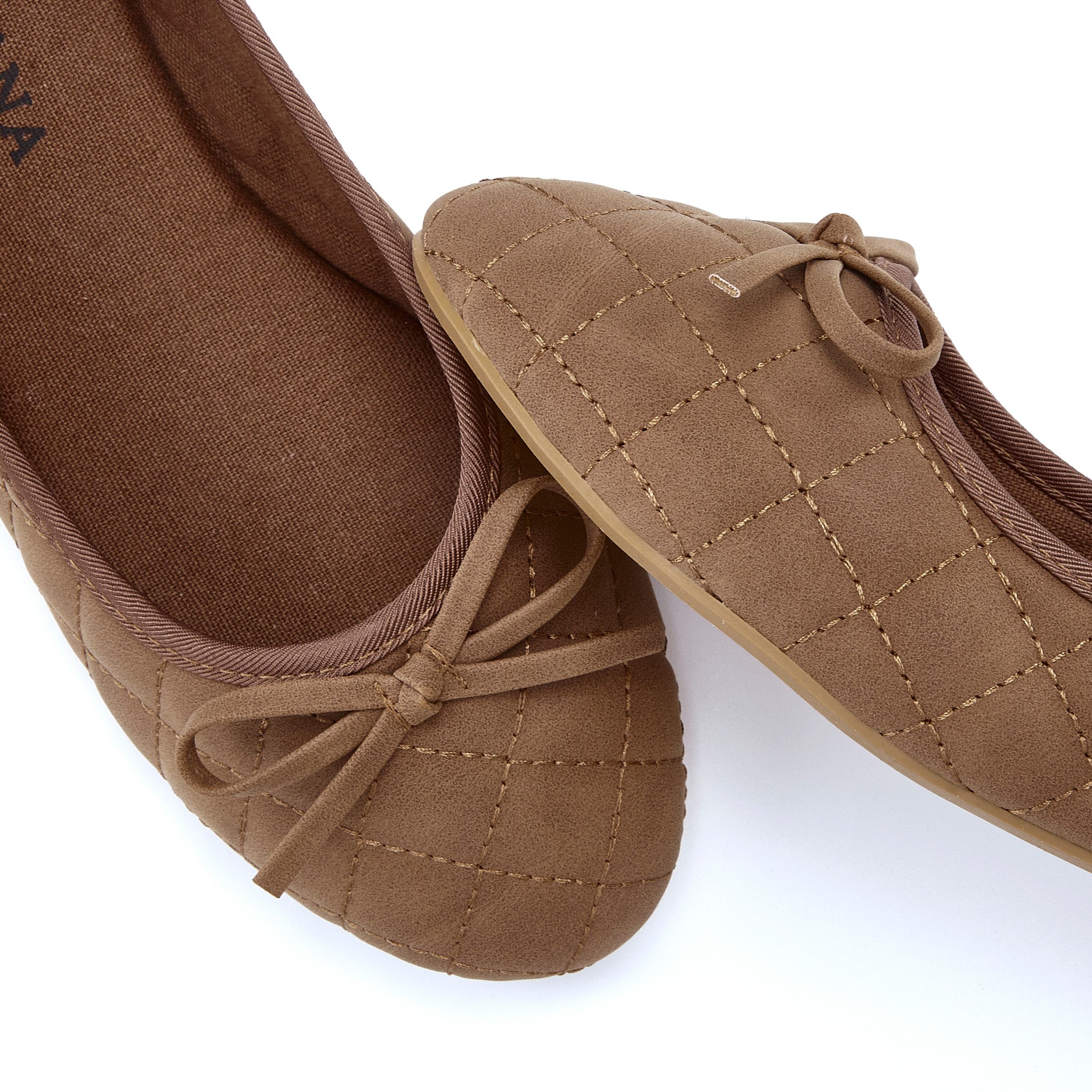 LASCANA Slipper, Schlüpfschuh Ballerina mit Schleifenapplikation VEGAN
