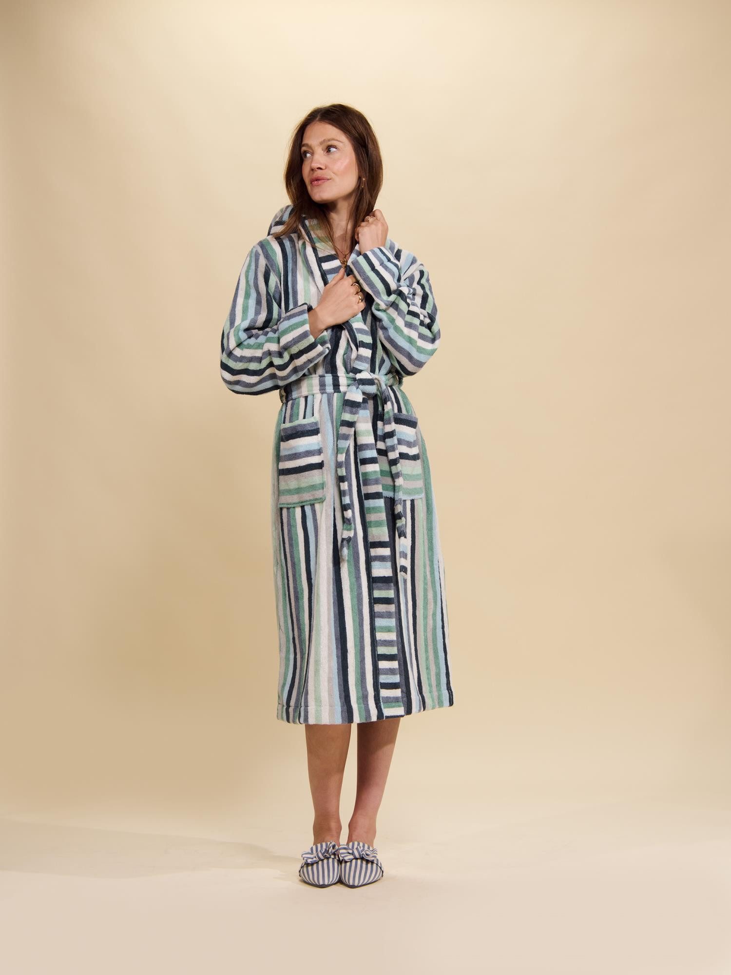 Essenza Damenbademantel Donna, Langform, Baumwoll-Mix, Schalkragen, mit Taschen, Gürtel, mit farbigen Streifen