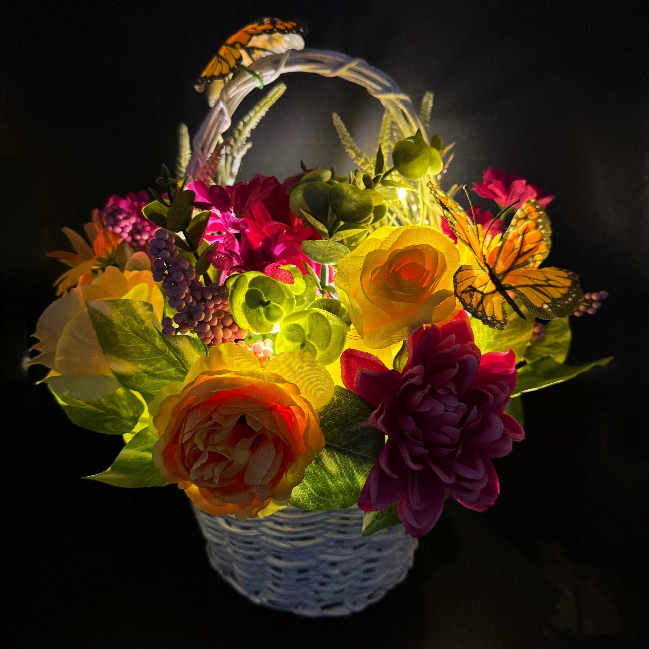 Kunstblumenstrauß - Deko Korb mit künstlichen Blumen, LED Lichterkette & Ti günstig online kaufen