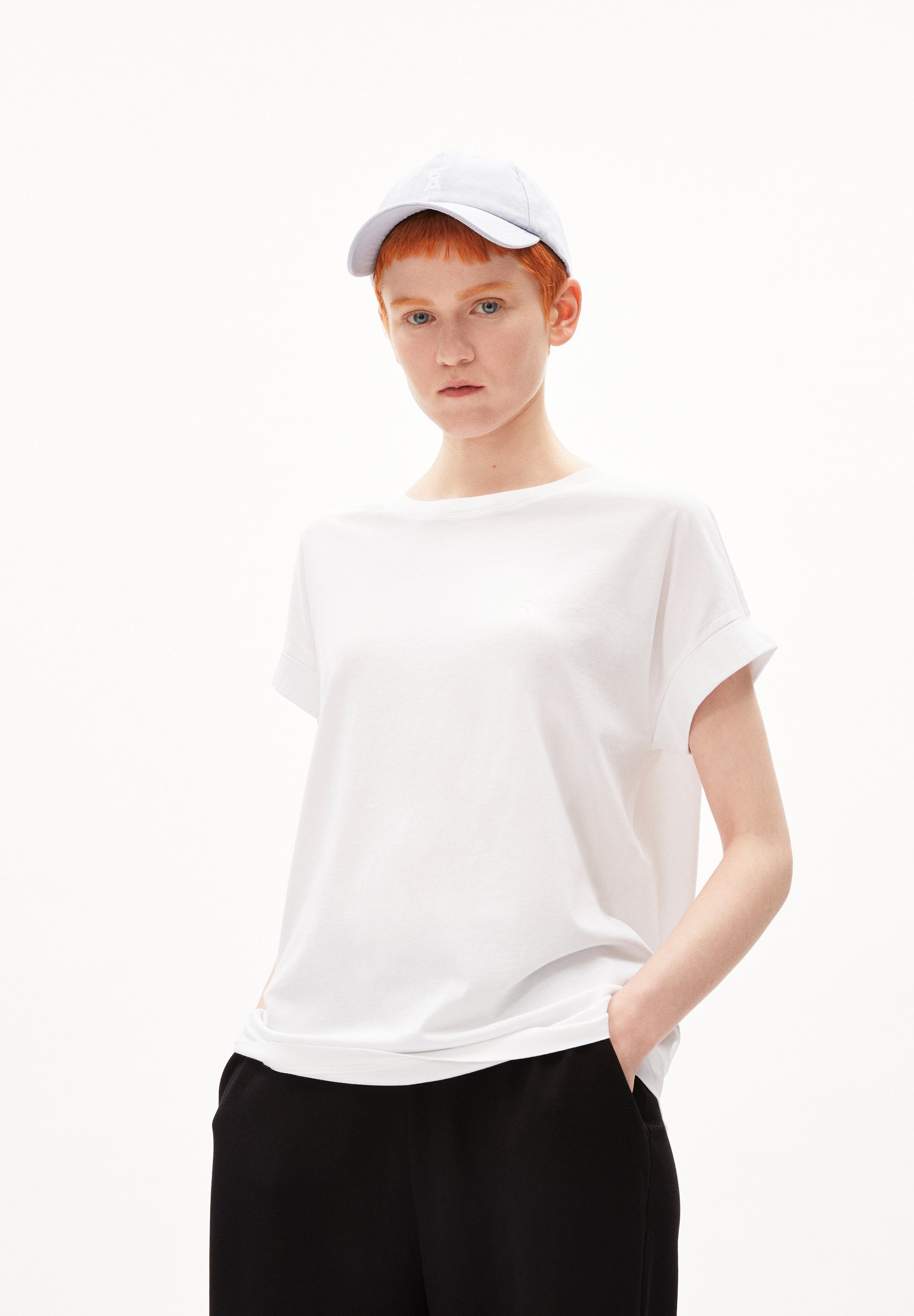 Details (1-tlg) aus Bio-Baumwolle white IDAARA Loose T-Shirt T-Shirt Fit Keine Armedangels Damen