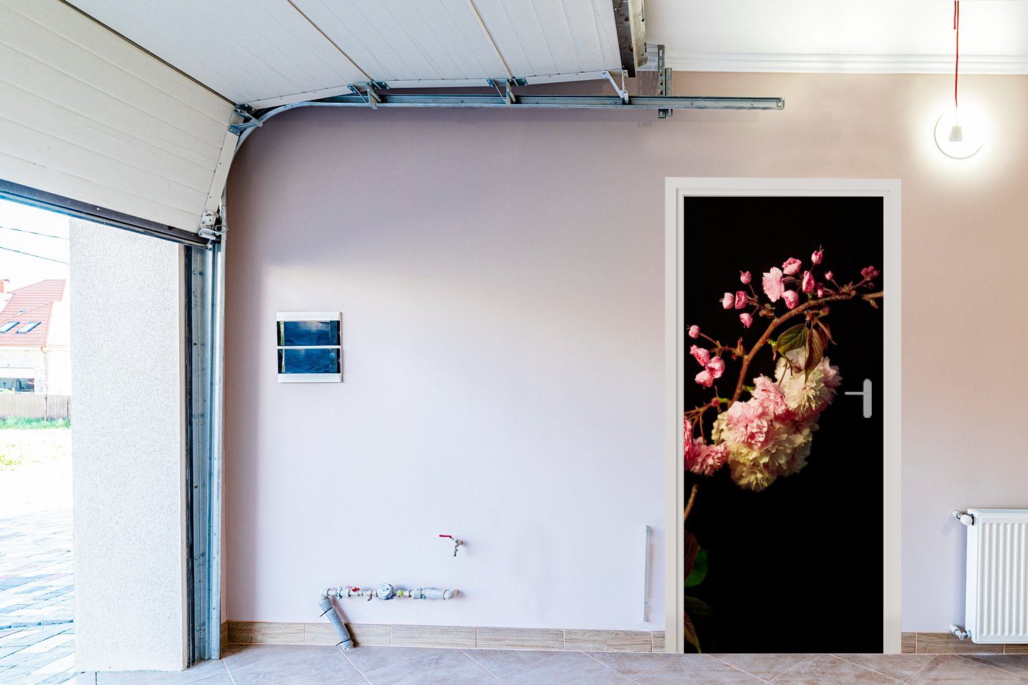 MuchoWow Türtapete Eine Kirschblüte vor schwarzem Türaufkleber, für (1 cm St), Matt, Tür, Hintergrund, bedruckt, Fototapete 75x205