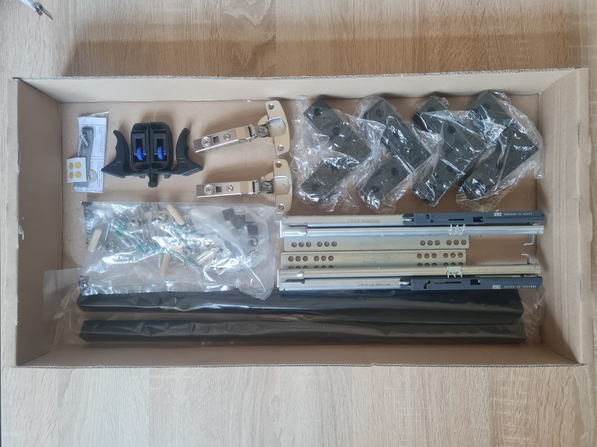 Maja Möbel Möbelbeschlag Möbelbeschlagset, Hettich 2x Vollauszügen 300mm, 4x Topfband 35mm u.a. (24 St)