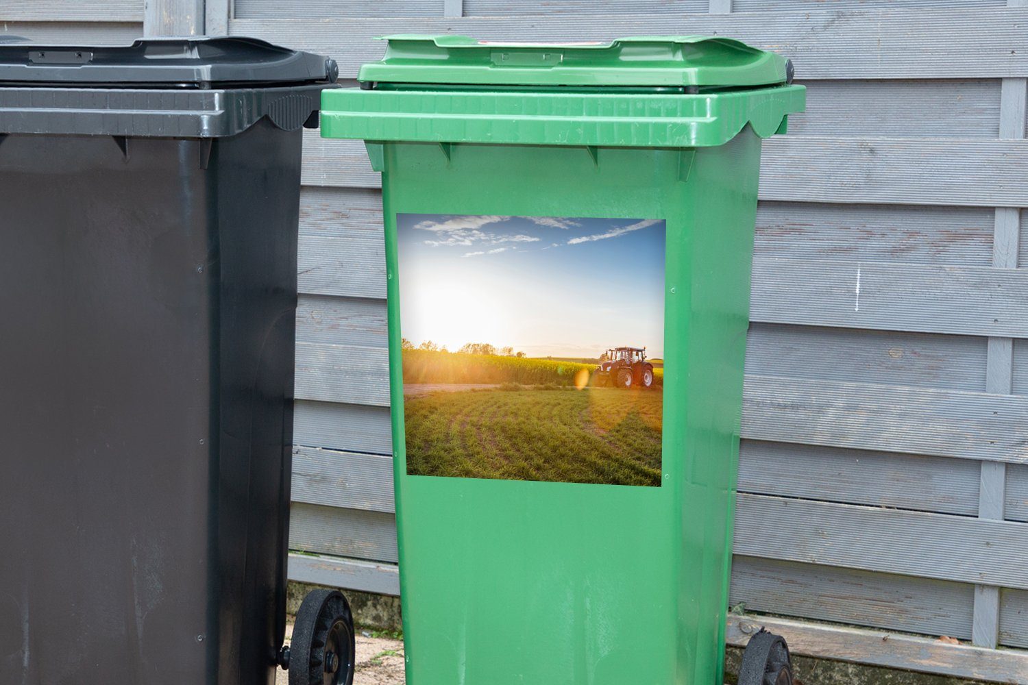 MuchoWow Wandsticker Mülltonne, Mülleimer-aufkleber, - Traktor Gras - Sonnenuntergang Container, (1 Sticker, St), Abfalbehälter
