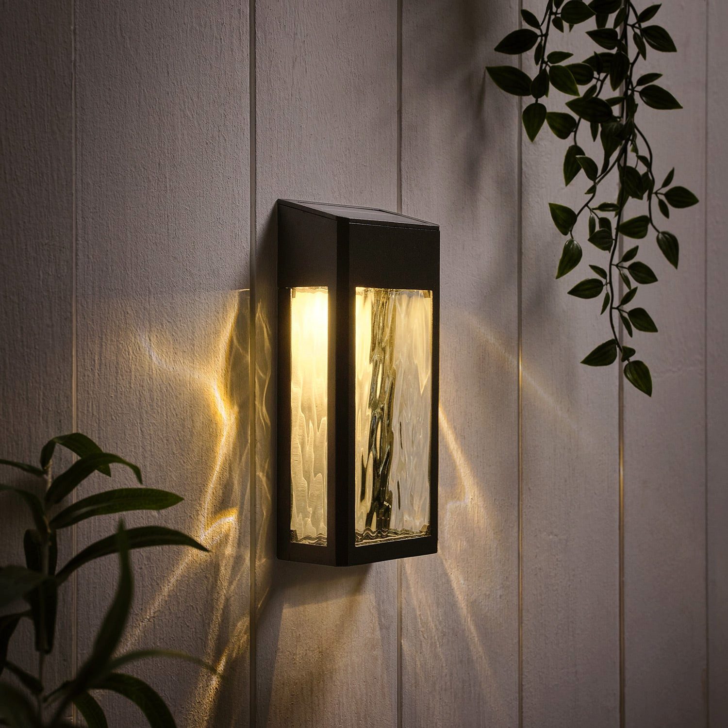 Lights4fun LED Außen-Wandleuchte LED Solar Wandleuchte aus Glas schwarz