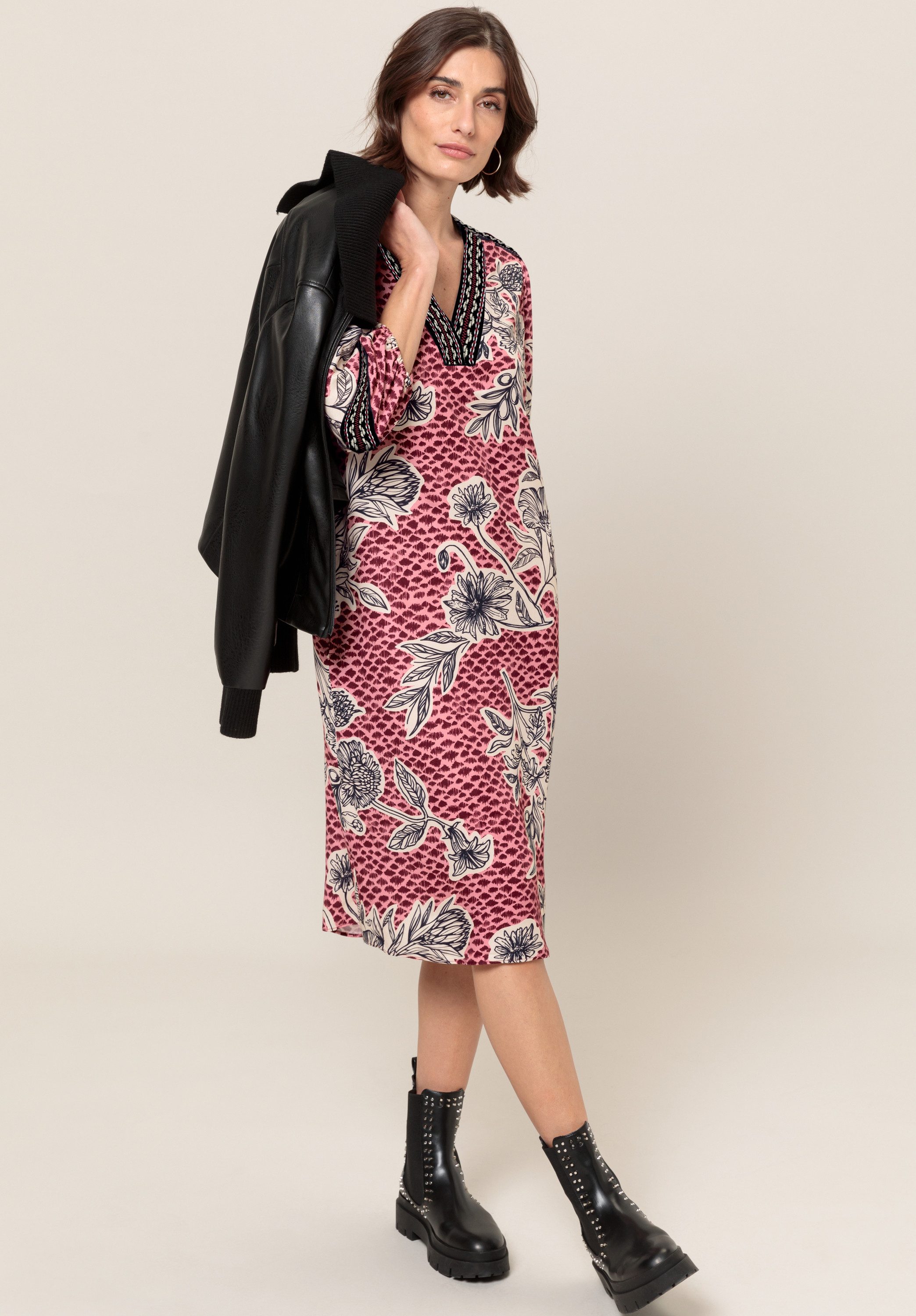 bianca Druckkleid ALESSA mit angesagtem Allover-Dessin in Trendfarben