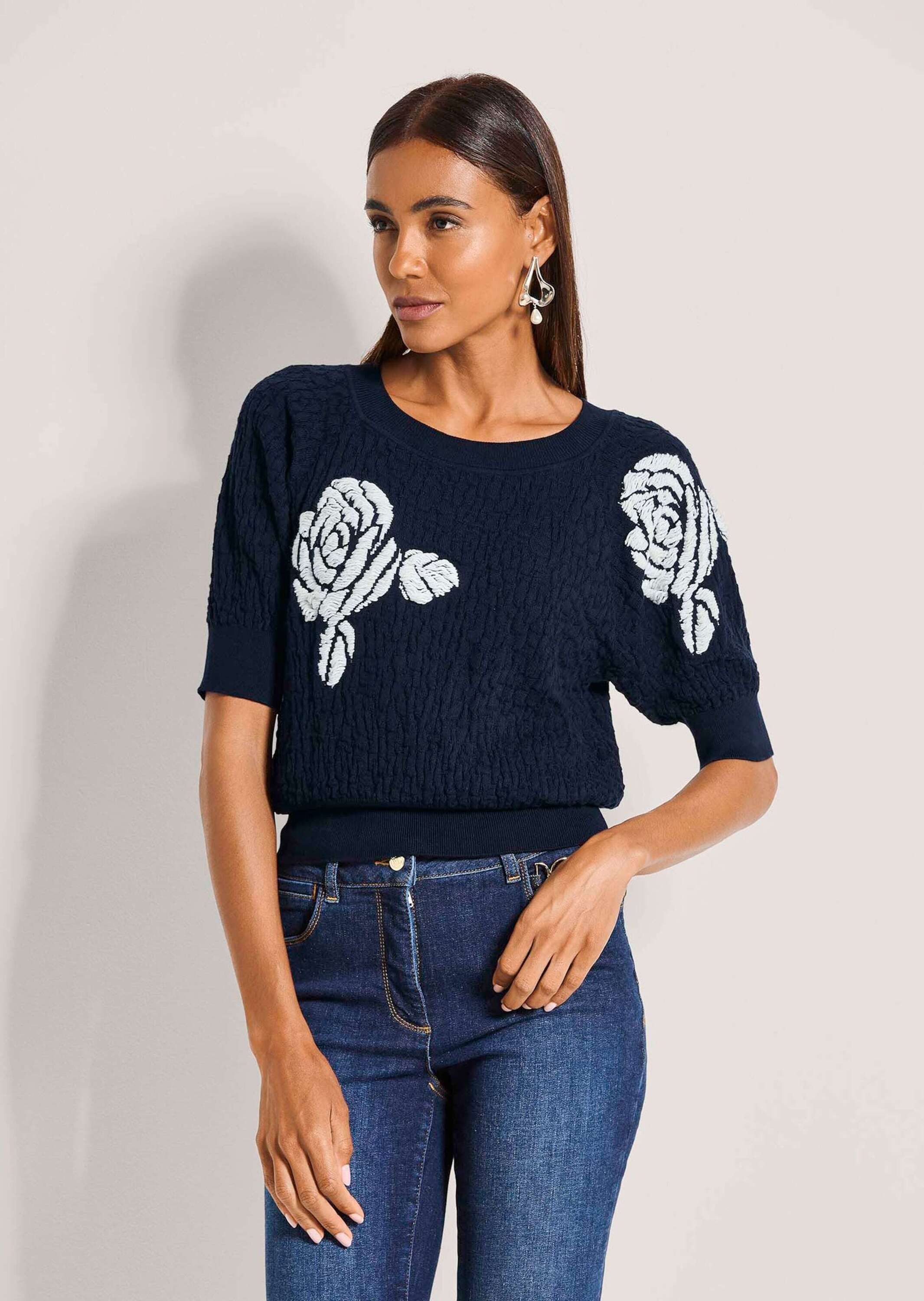 MADELEINE Strickpullover Feinstrickpullover mit Blütenmuster Jacquardpullover mit Rundhals, schmalen Rippenbündchen und Halbarm