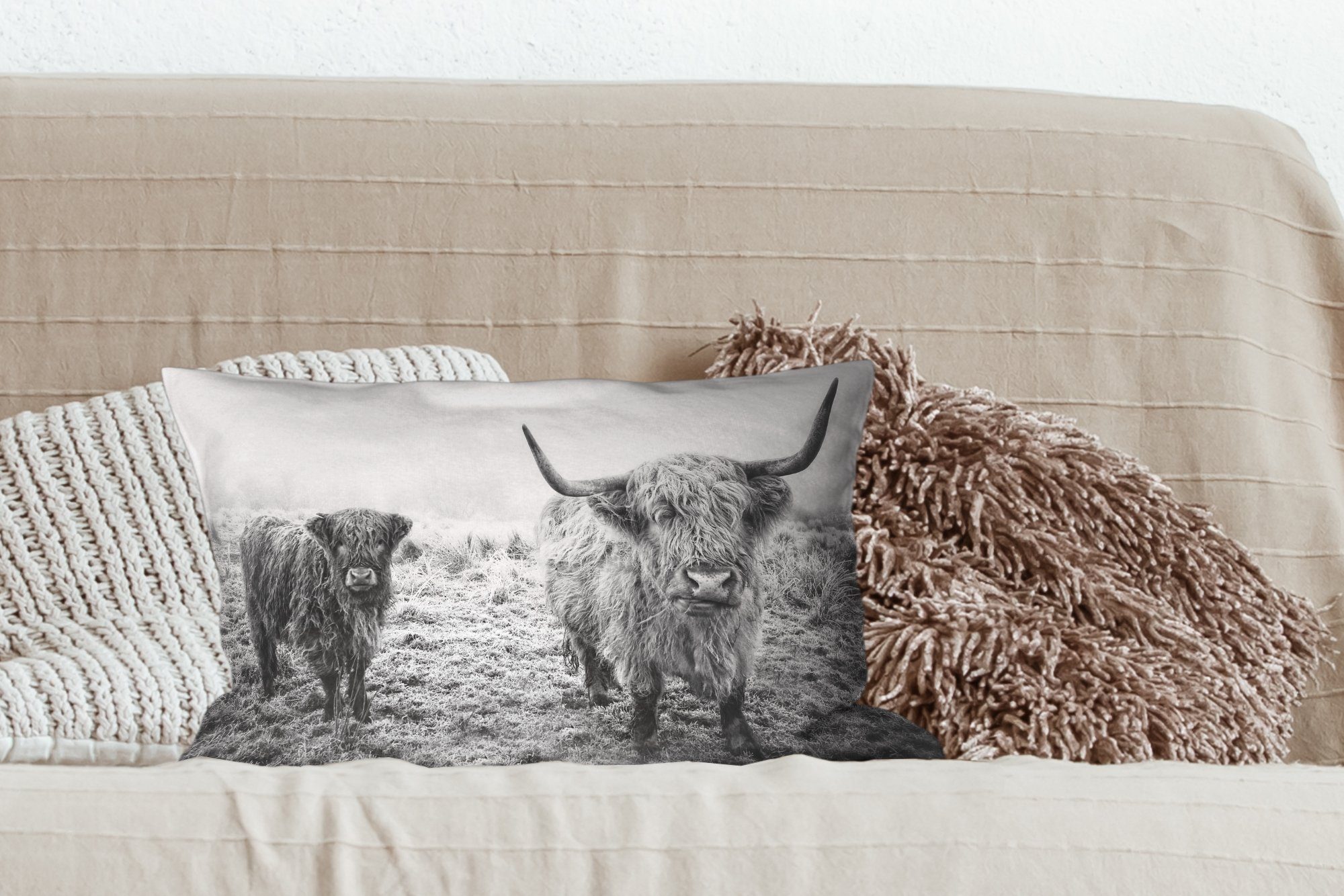 Schlafzimmer weiß, MuchoWow Dekoration, schottische Füllung, - mit und Dekokissen Zierkissen, Dekokissen Wohzimmer Verschneite Highlander schwarz