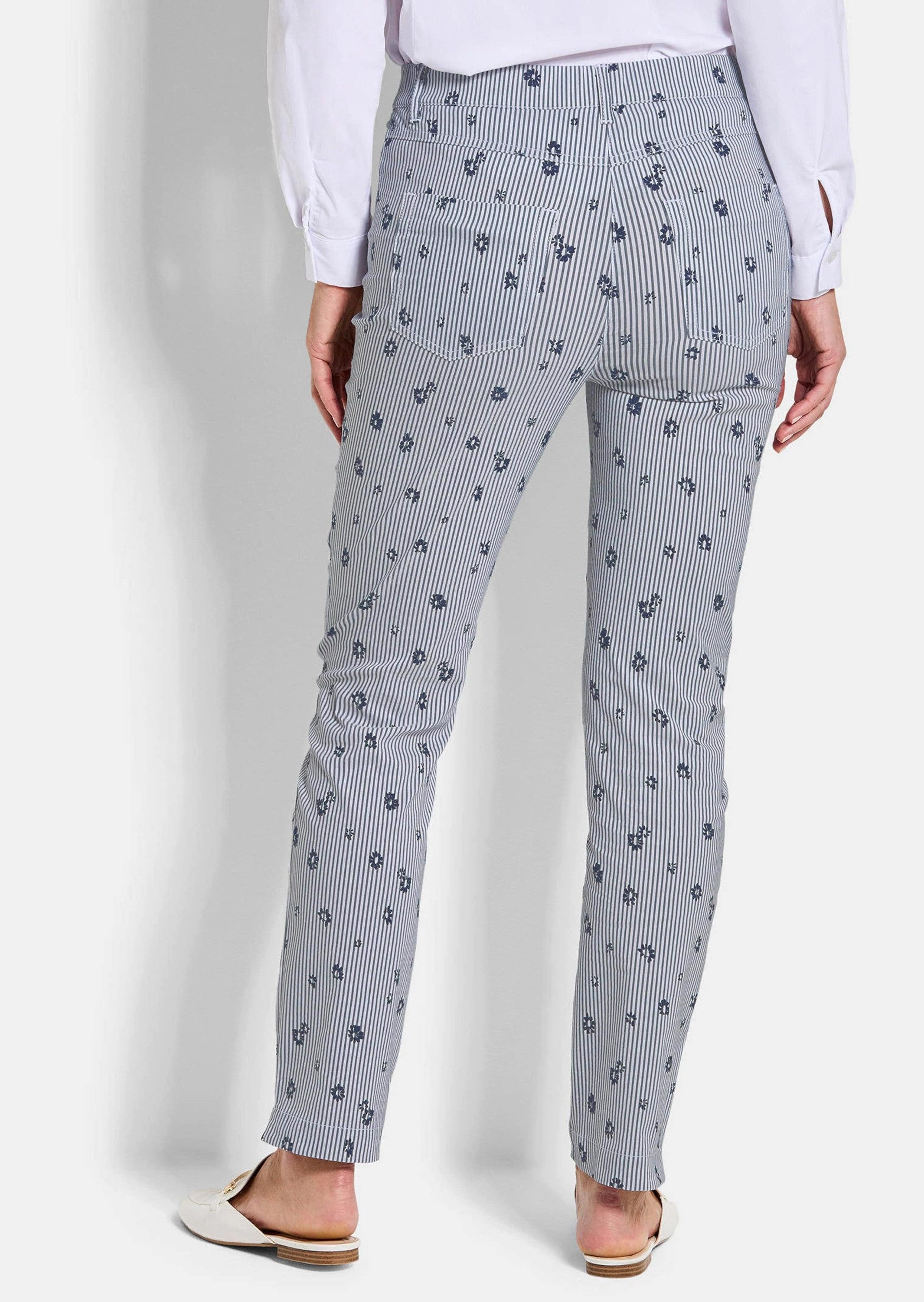 GOLDNER Schlupfhose Druckhose mit Streifen und Blüten-Muster Schlupfhose mit Rundum-Dehnbund, Reißverschluss-Optik und Knöchellänge