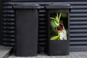 MuchoWow Wandsticker Ein Stieglitz-Schmetterling auf einer weißen Blüte (1 St), Mülleimer-aufkleber, Mülltonne, Sticker, Container, Abfalbehälter