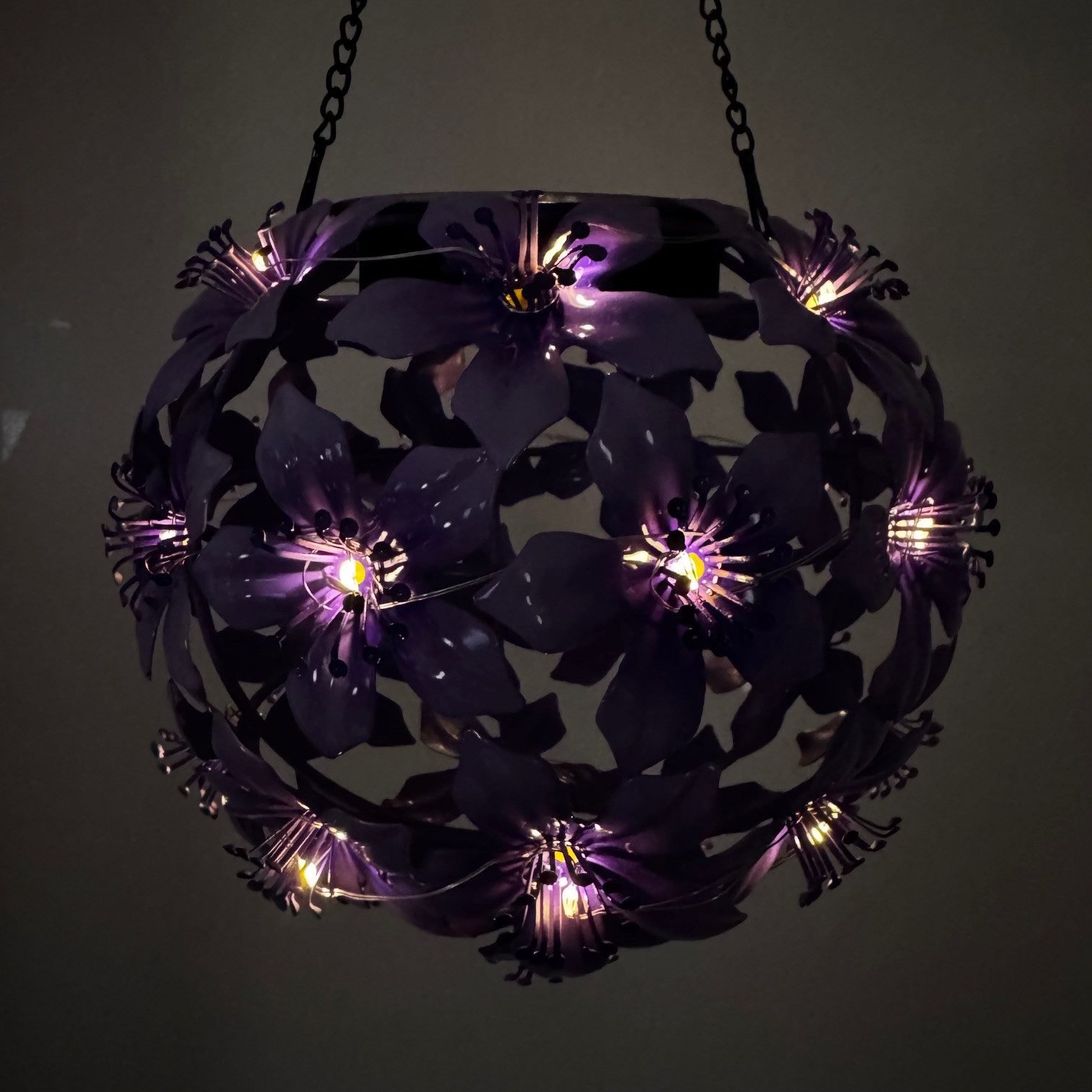 Online-Fuchs LED Gartenleuchte Hibiskusblüten zum Aufhängen mit LED-Lichterkette und Solarpanel, 30 LEDs, Warmweiß, stimmungsvolle Beleuchtung für den Außenbere – Bild 2 von 2