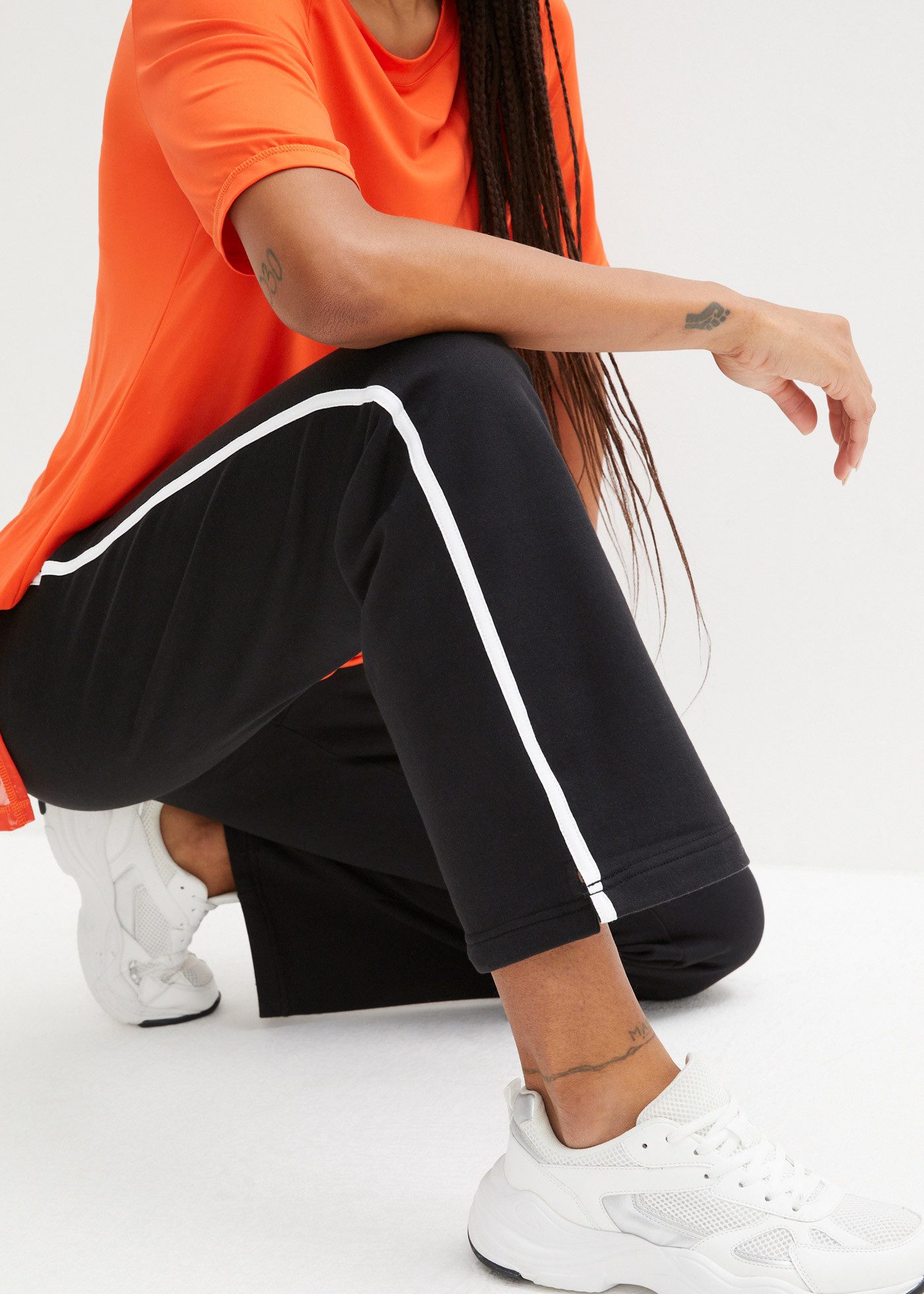 bonprix Sweathose aus Baumwolle, mit Kordelzug, Loose Fit, mit Seitenstreifen