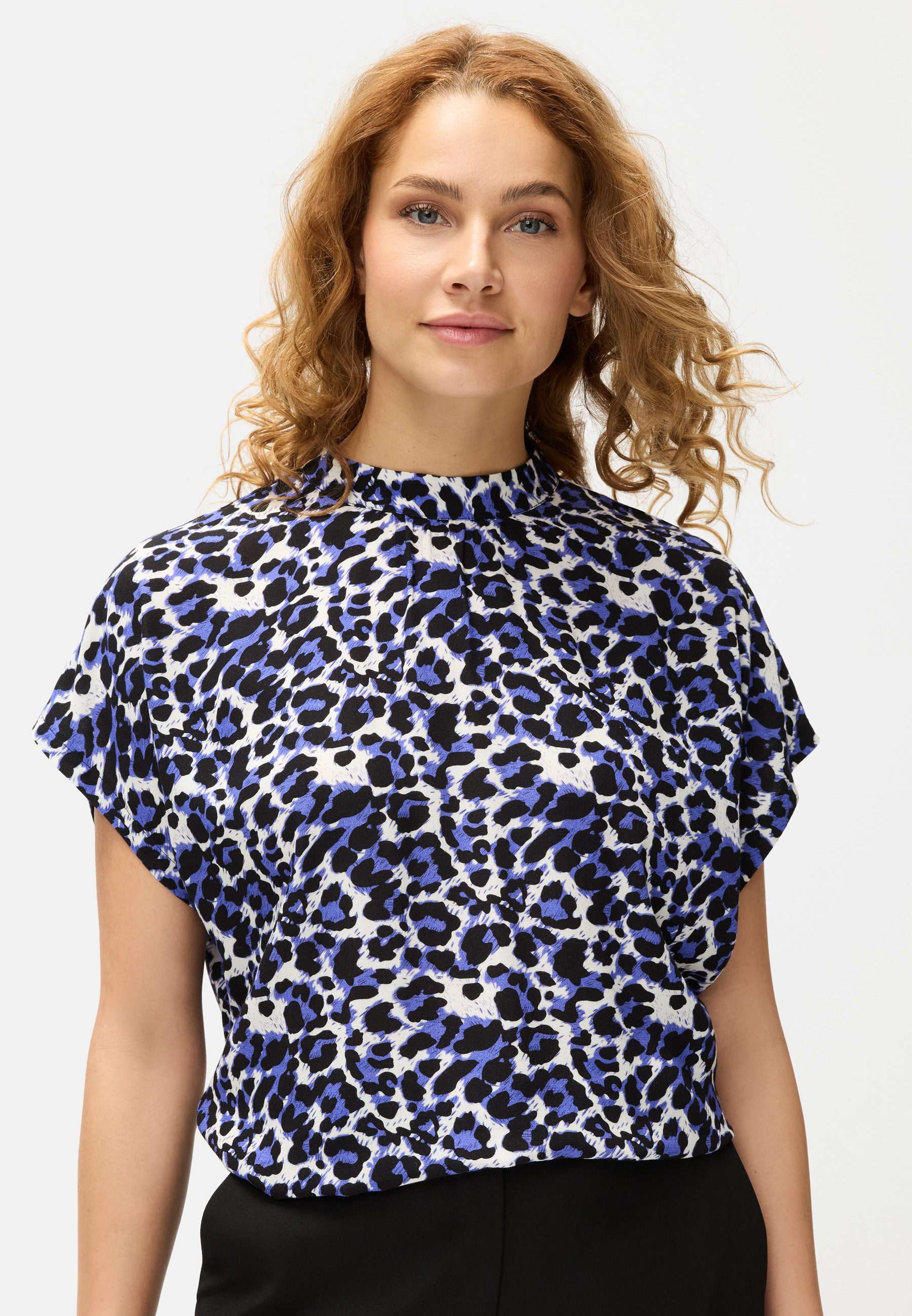 LASCANA Kurzarmbluse mit Alloverdruck, Damenbluse, sportlich elegant