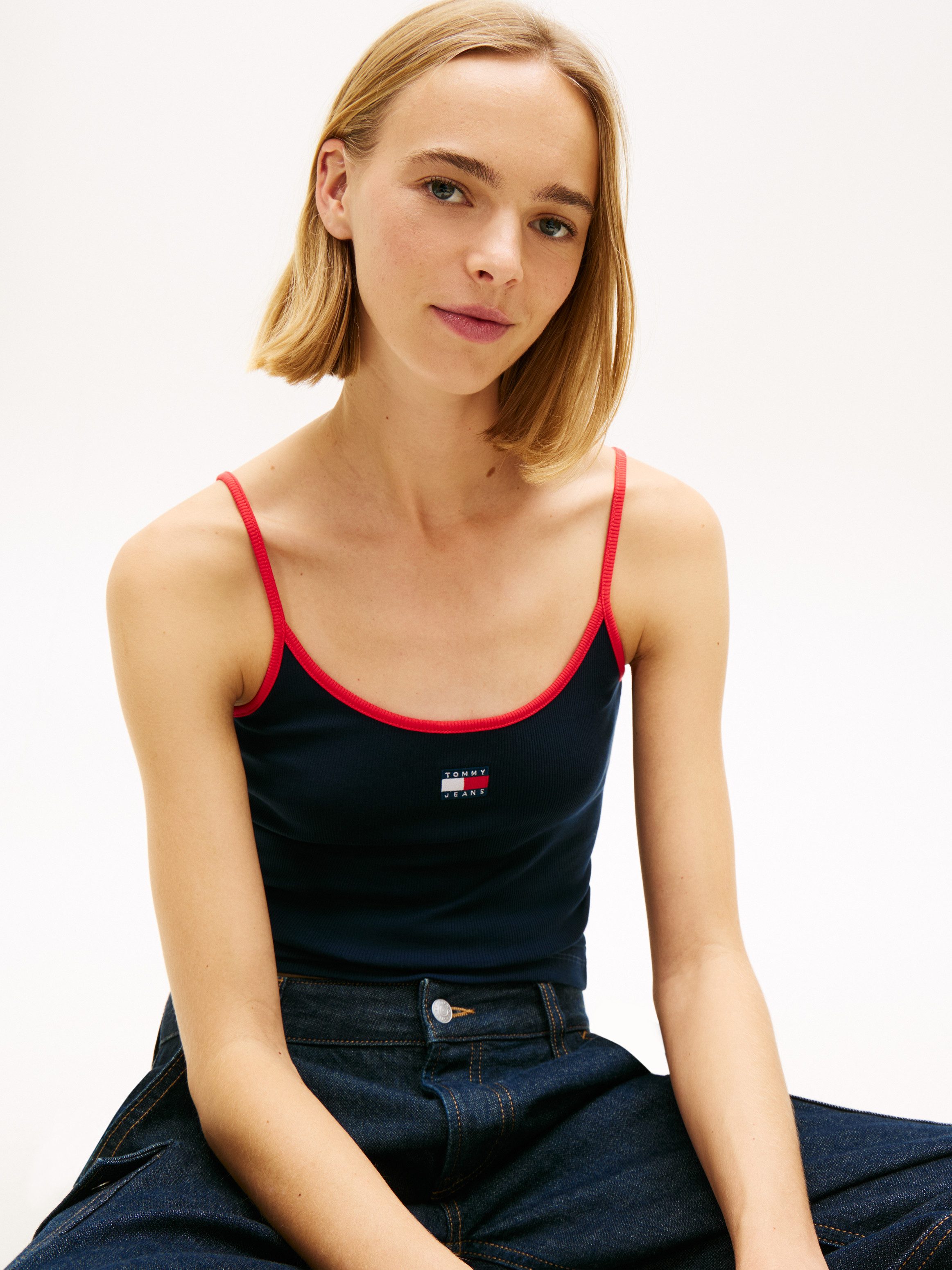 Tommy Jeans T-Shirt TJW SLIM BADGE STRAPPY TOP mit den auffälligen Kontrastdetails