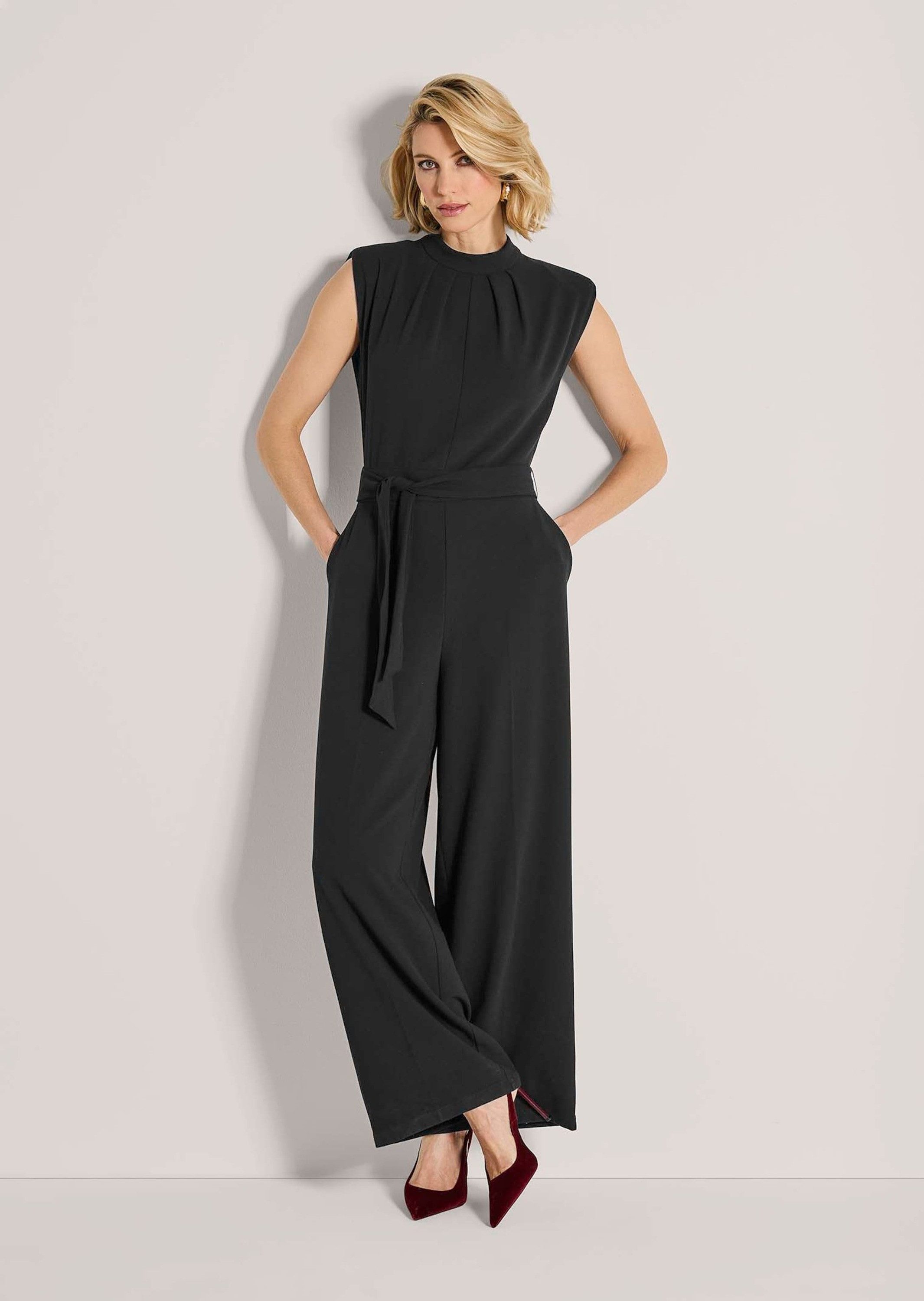 MADELEINE Jumpsuit Eleganter Jumpsuit mit Stehkragen Ärmelloser Look mit breitem Taillenband