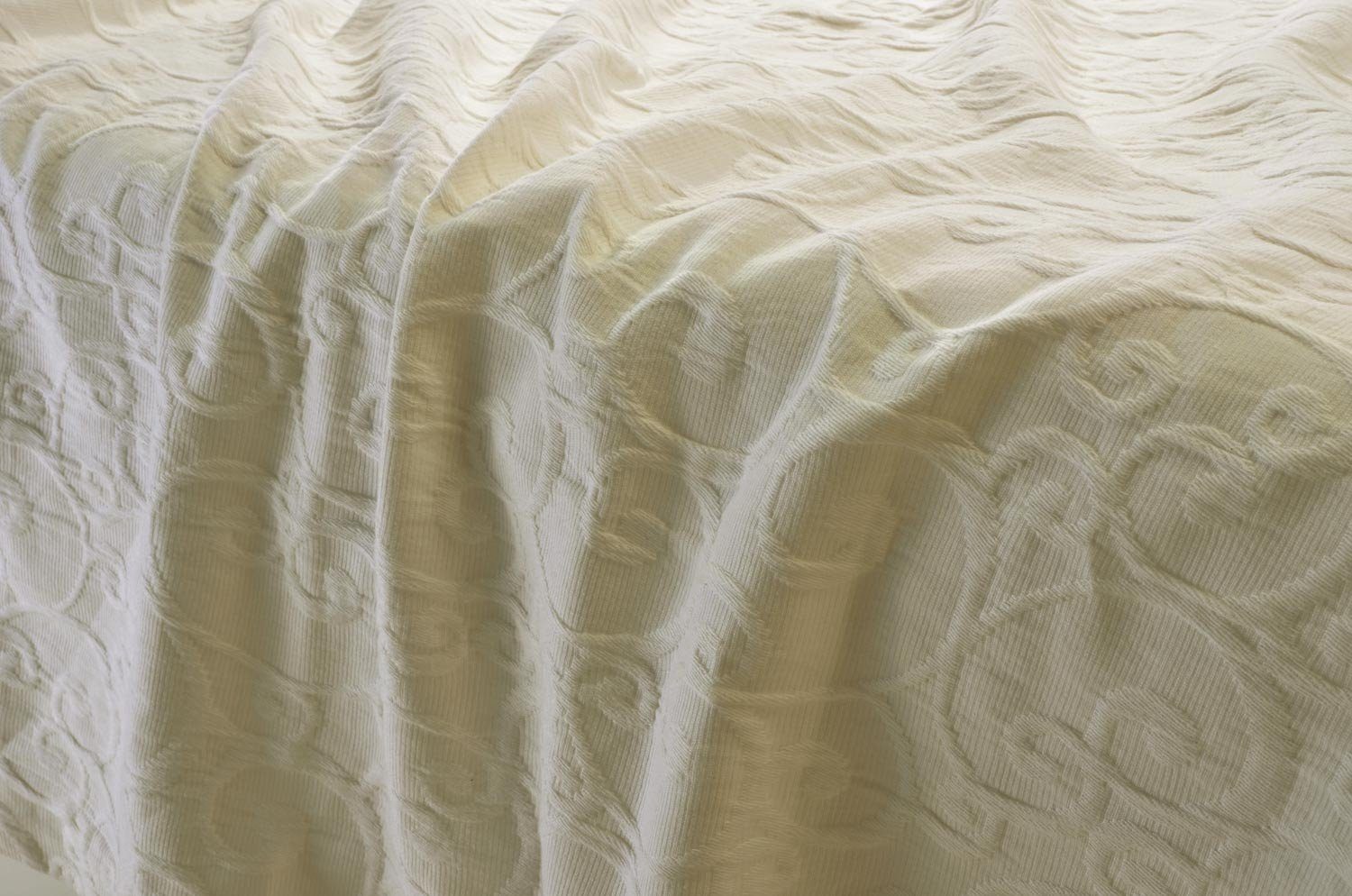 Wohnen und Accessoires GmbH & Co. KG Bettüberwurf Tagesdecke Fleur Rankenmuster – Bild 4 von 5