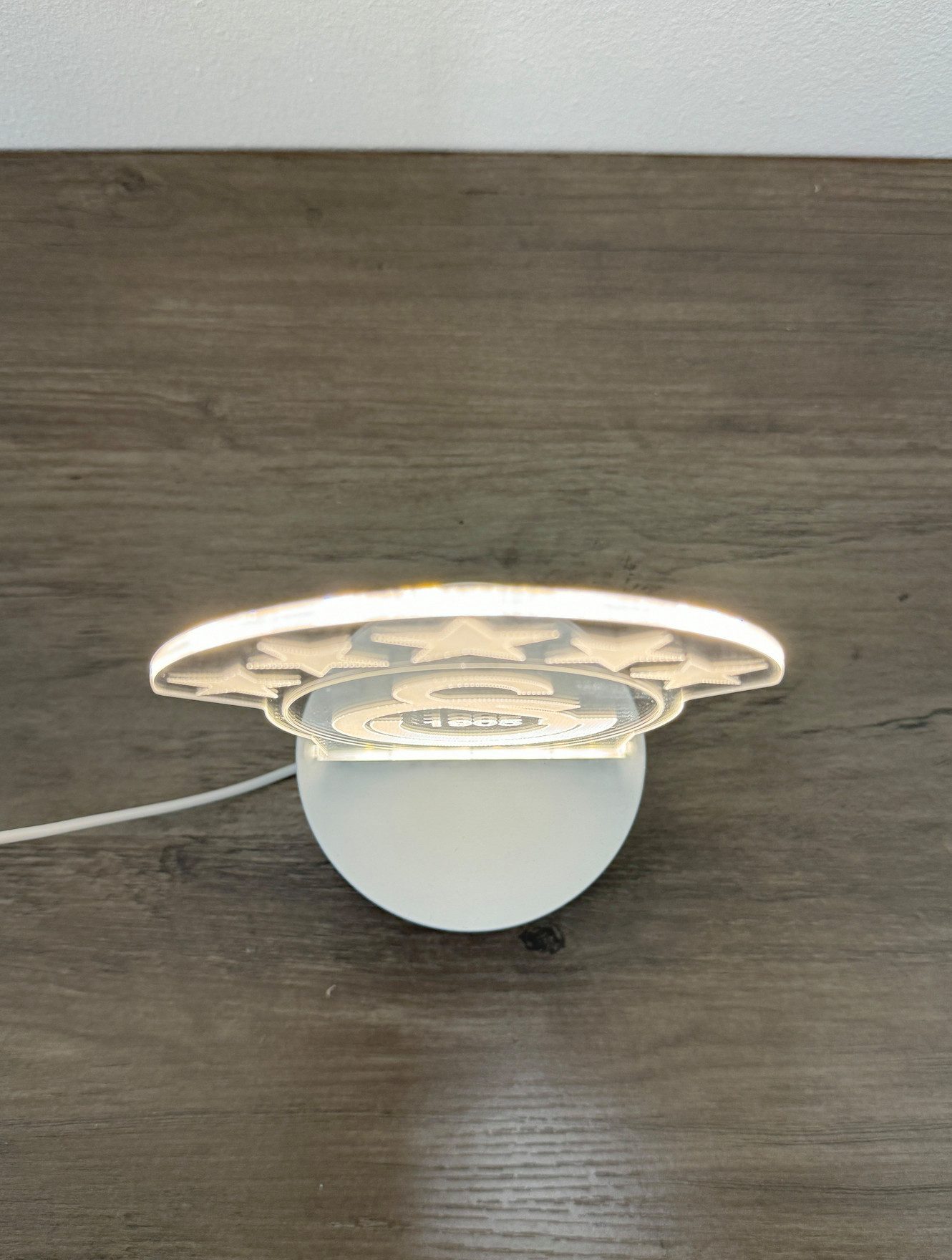 Stelby LED Nachtlicht Galatasaray 3D-LED-Lampe – Warmweiße Acryl-Nachtleuchte, LED fest integriert, Tischlampe mit 5 Sternen, USB-Kabel & Geschenkbox